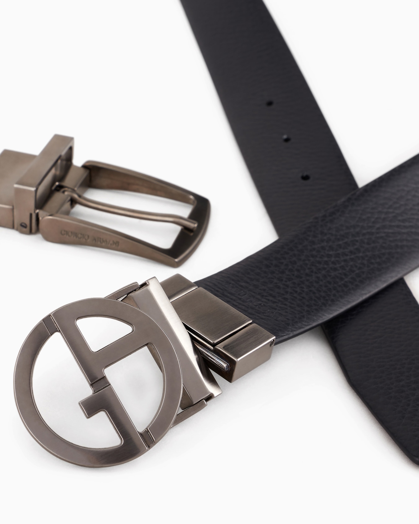 Gift box with reversible leather belt and two buckles Slide 1