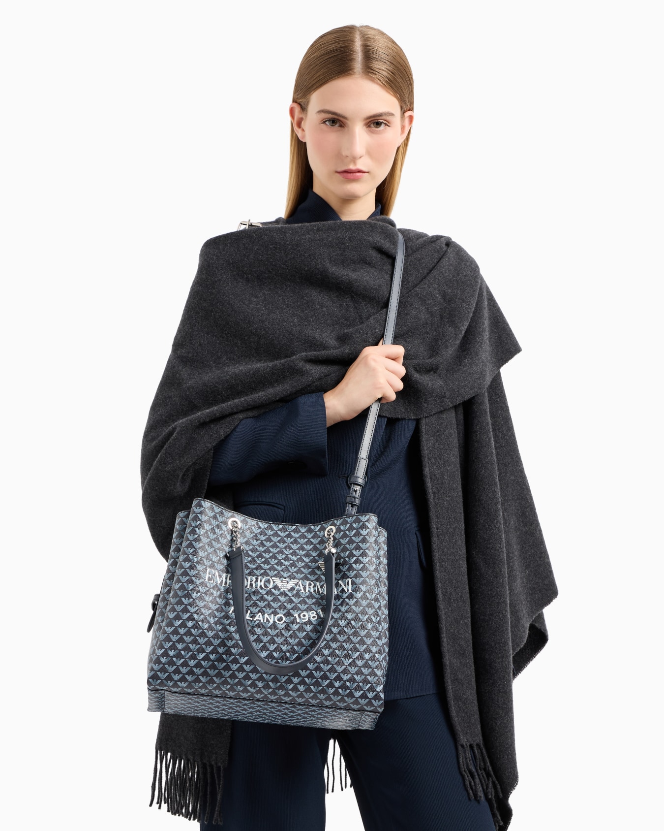 All-over eagle shopper bag with eagle charm Slide 7