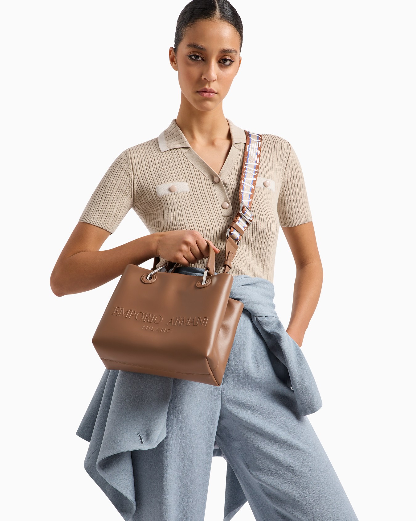 Small MyEA shopper bag with oversized embossed logo Slide 7