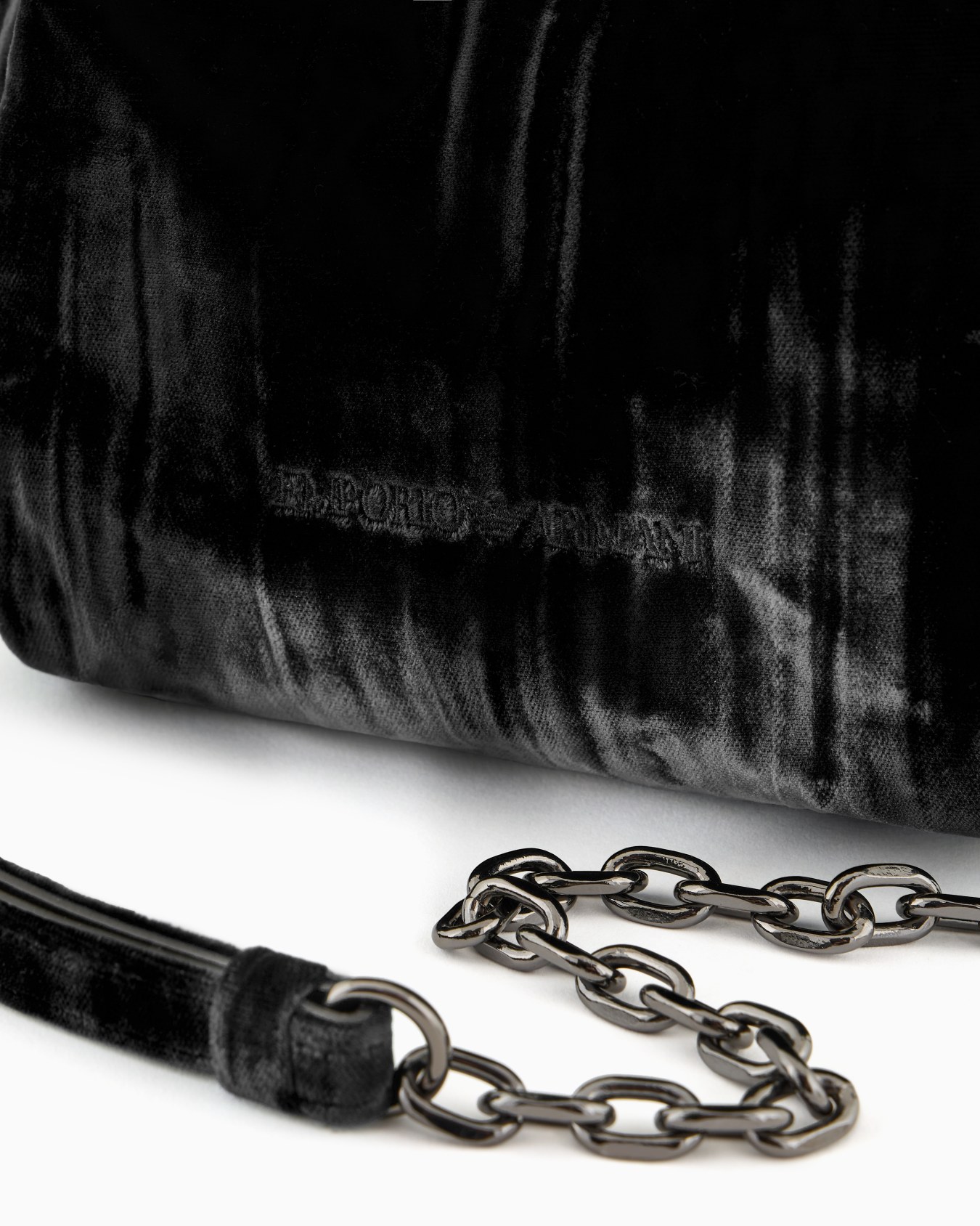 Handbag in textured velvet with chain strap Slide 4