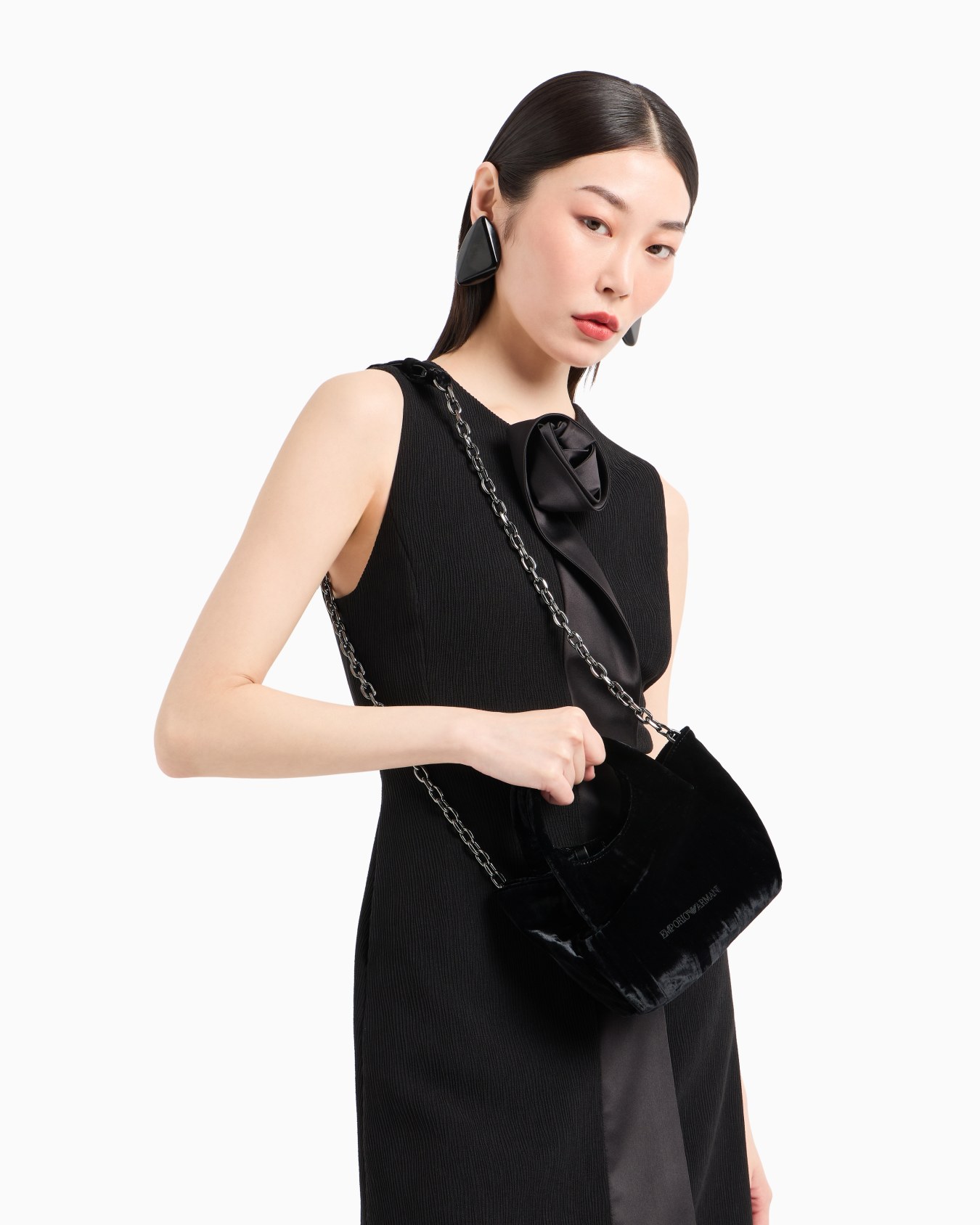 Handbag in textured velvet with chain strap Slide 6