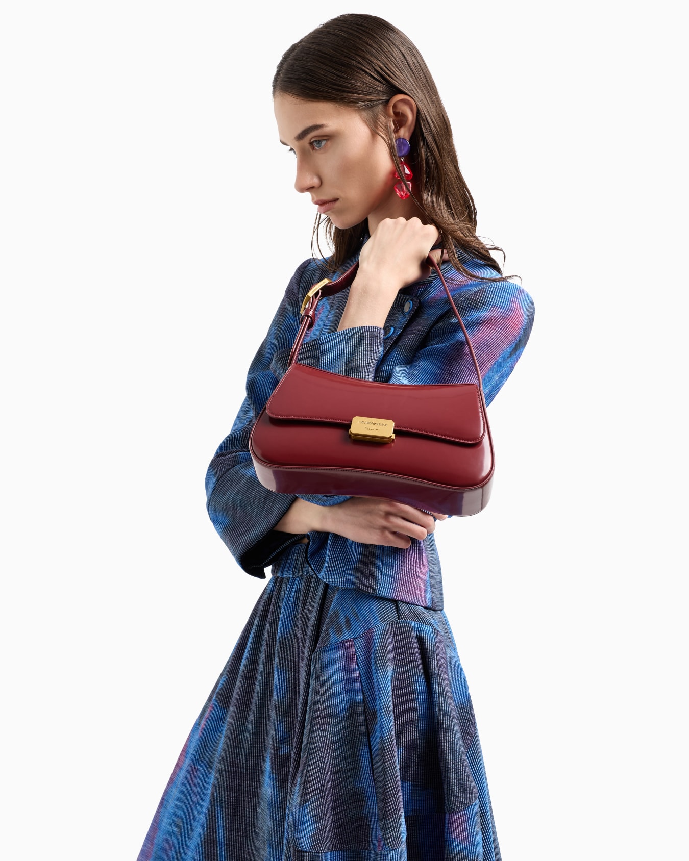 Brushed-finish baguette shoulder bag Slide 6