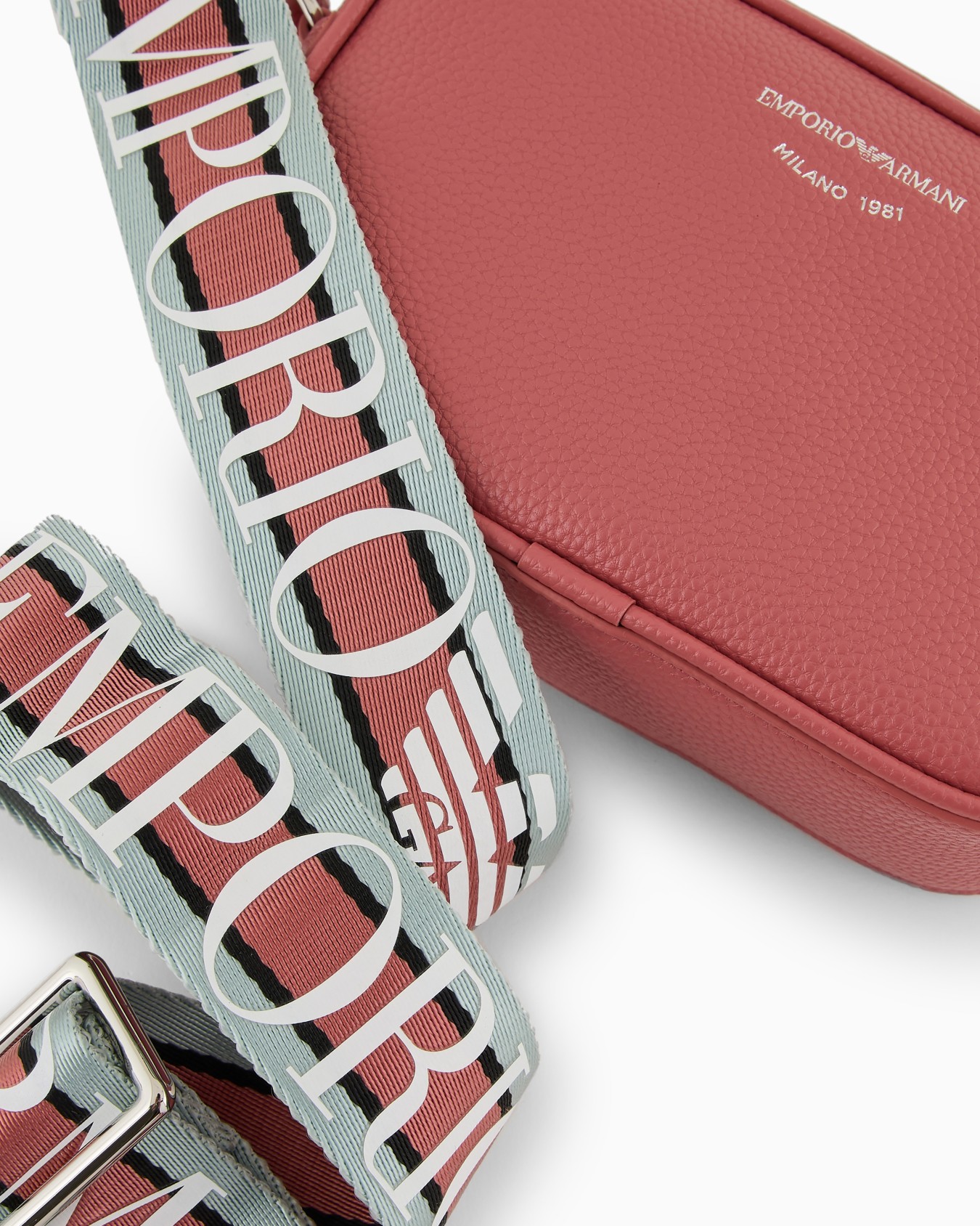 Deer-print camera case with shoulder strap Slide 4