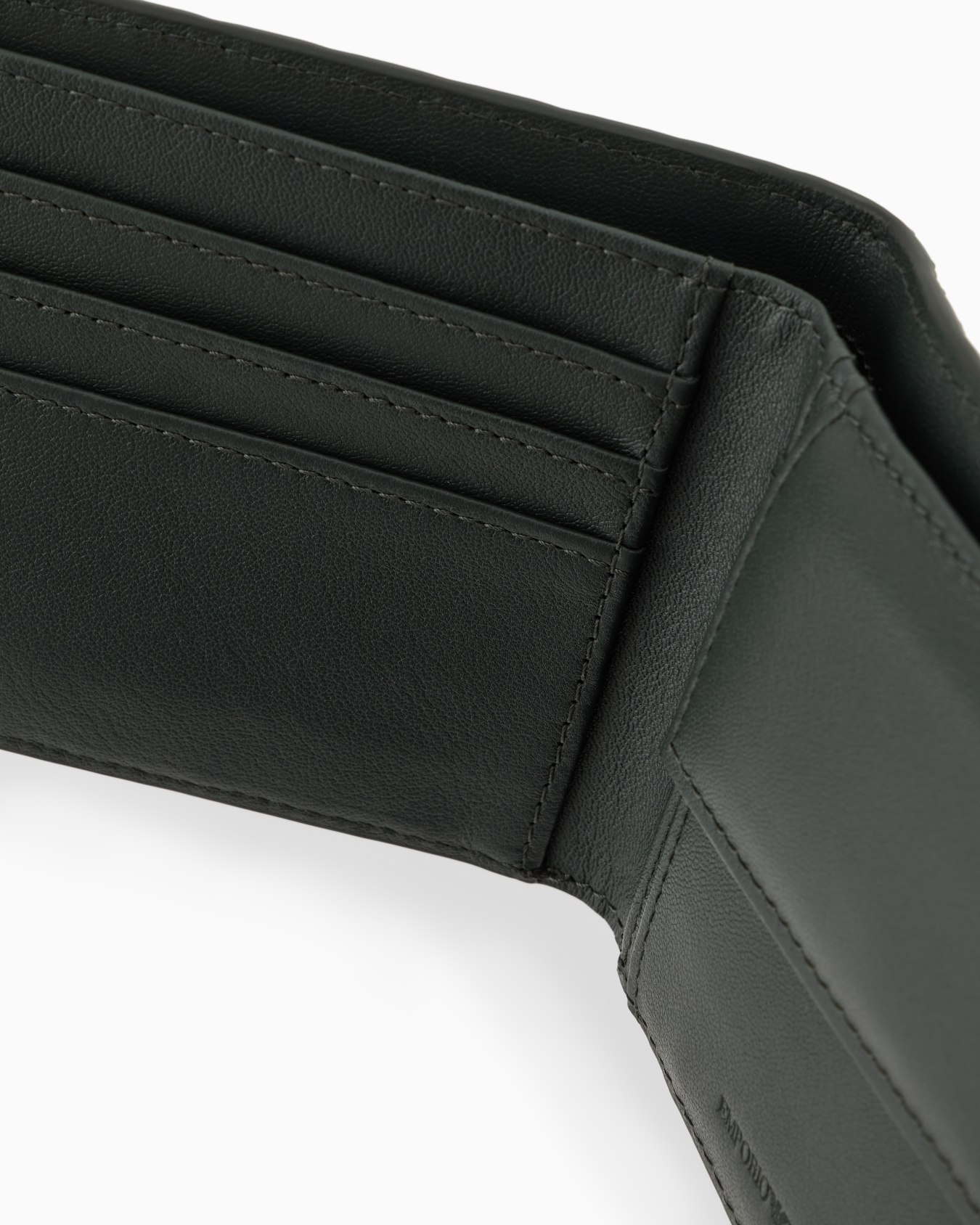 Cartera con monedero de piel con motivo integral en relieve Diapositiva 3