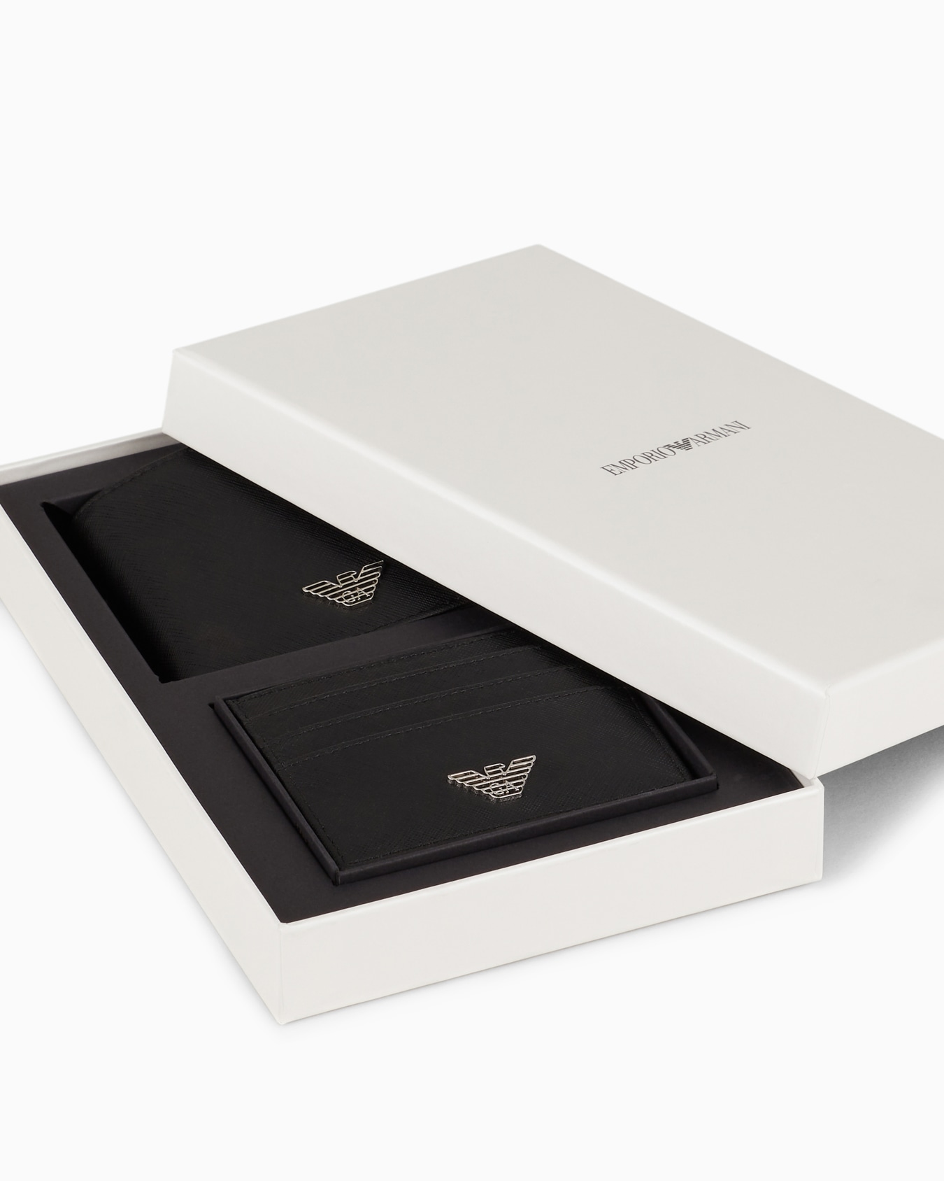 ASV gift box containing regenerated Saffiano leather wallet and card holder with eagle plate Slide 4