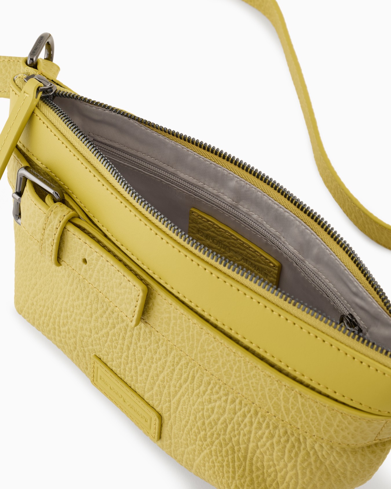 Gürteltasche aus genarbtem Leder mit Details aus Glattleder Folie 3