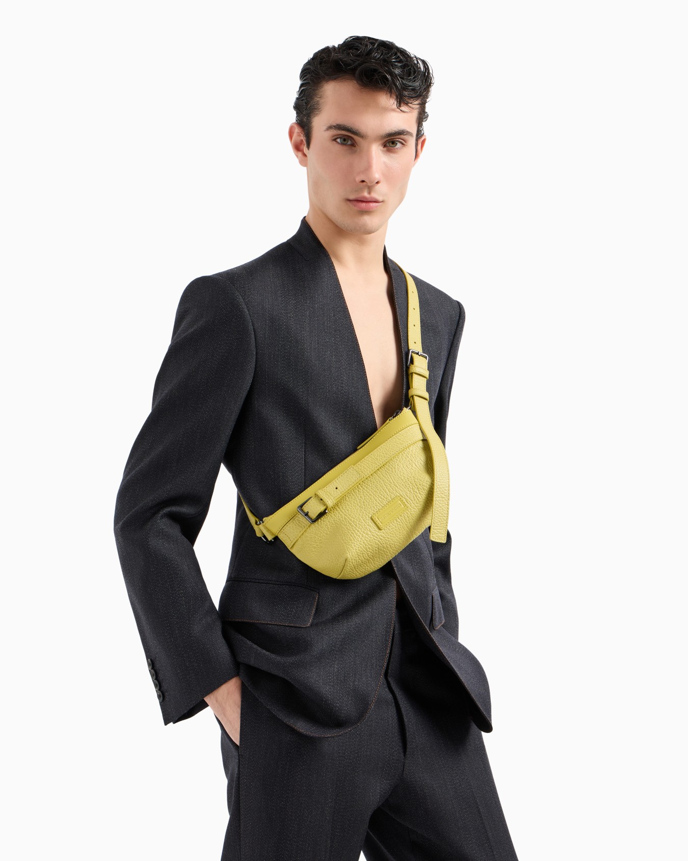 Gürteltasche aus genarbtem Leder mit Details aus Glattleder Folie 5