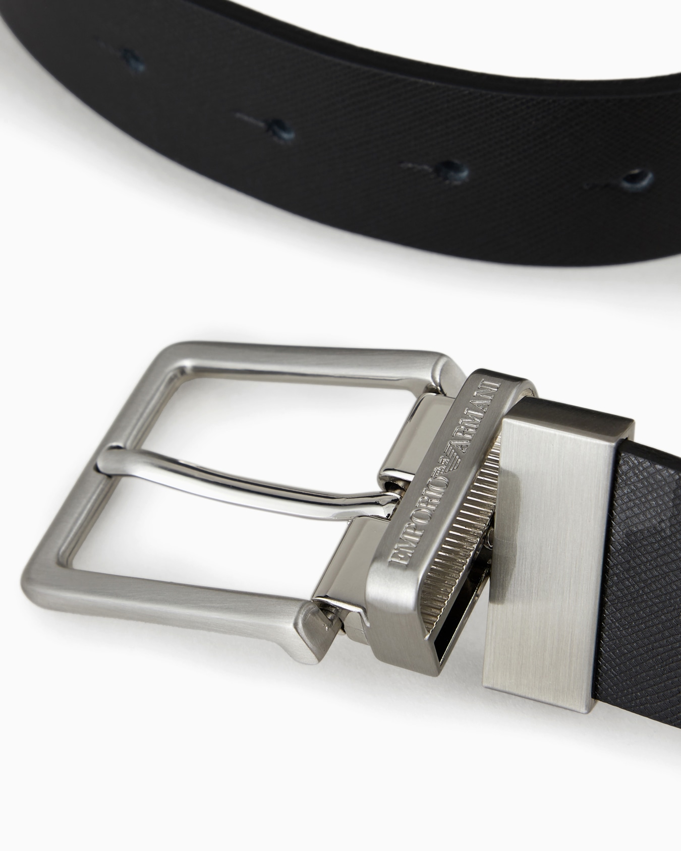 Gift box with reversible belt in Saffiano leather and interchangeable buckle Slide 1