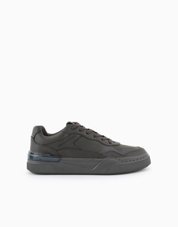 Basic sneakers in solid color