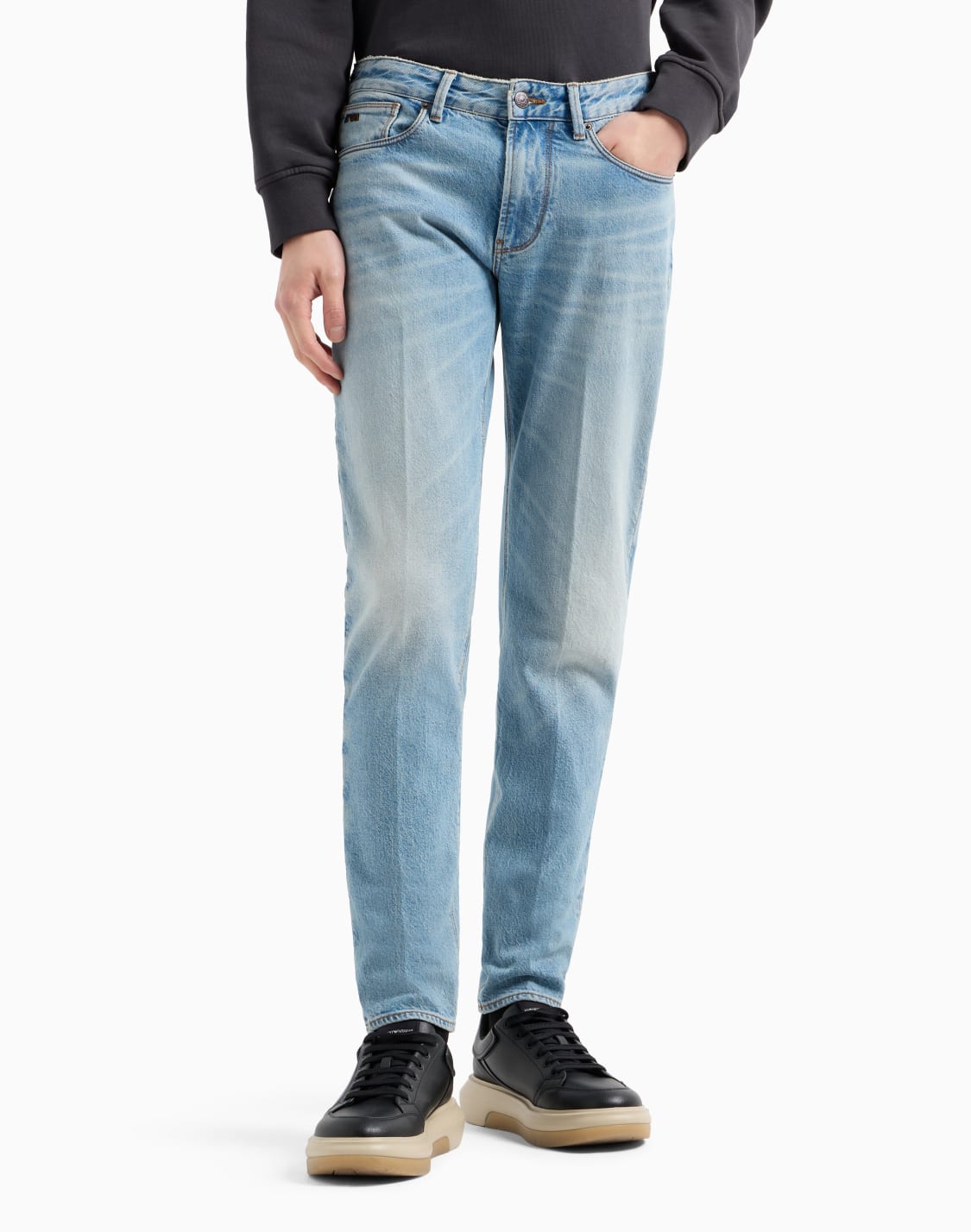 vaqueros-j06-slim-fit-en-denim-elstico-con-lavado-aclarado-y-tratamiento-efecto-sucio-azul--emporio-armani