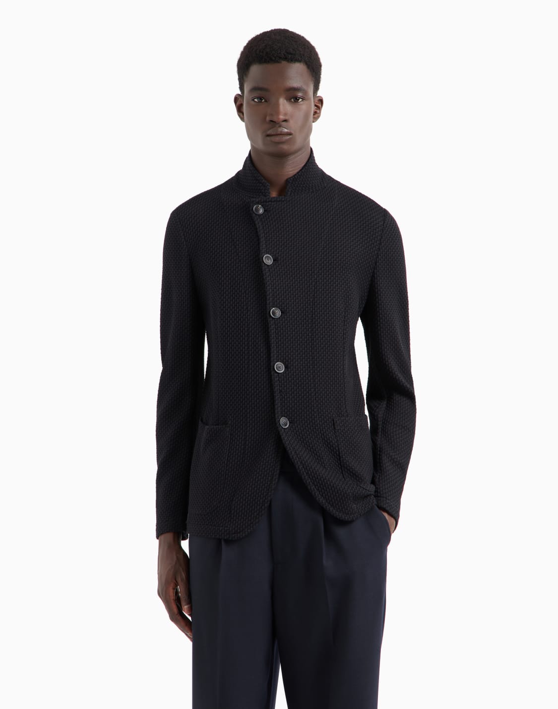 chaqueta-con-cuello-de-tira-y-cierre-descentrado-en-punto-efecto-3d-negro--emporio-armani