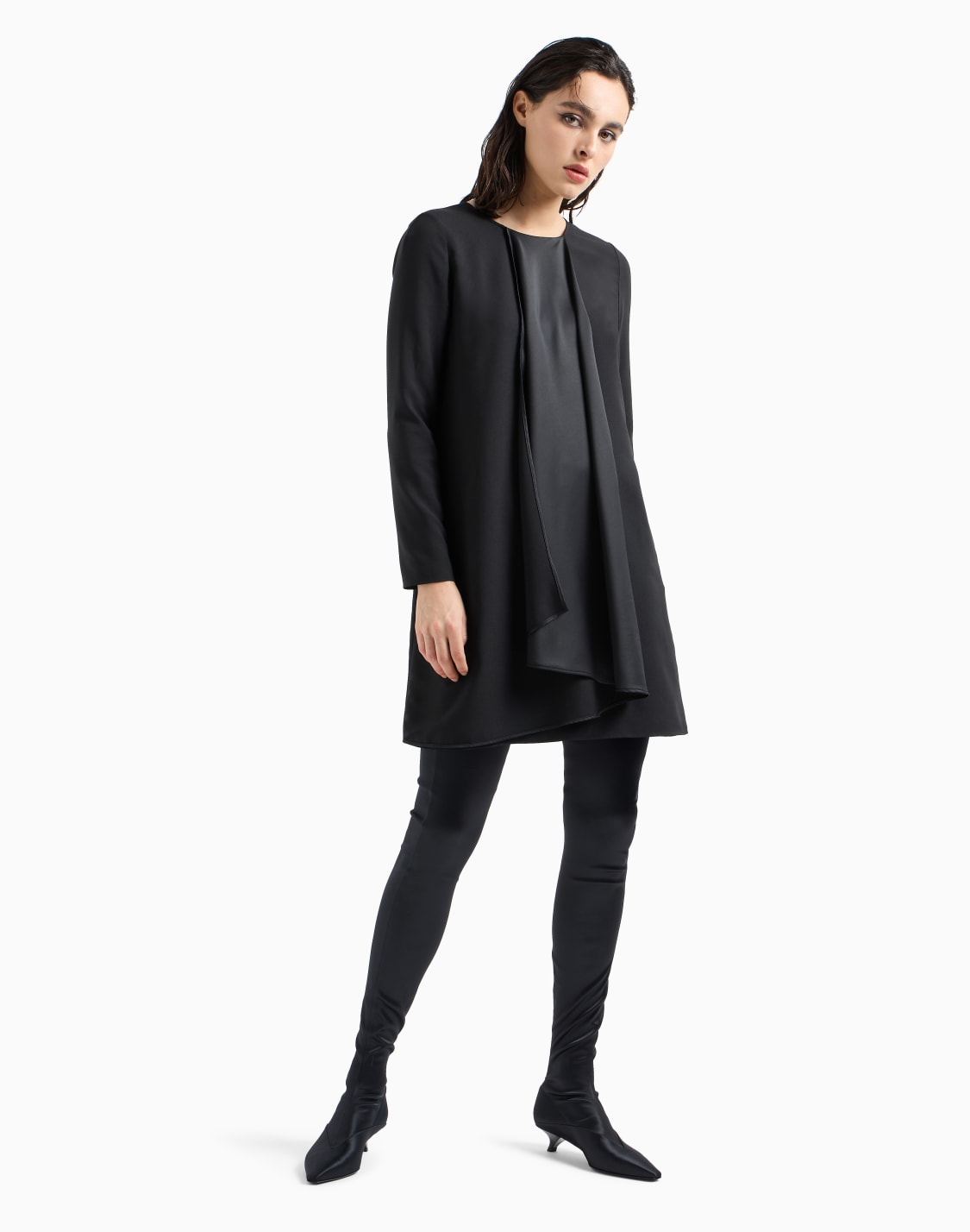 vestido-de-crep-de-satn-con-maxivolante-negro--emporio-armani
