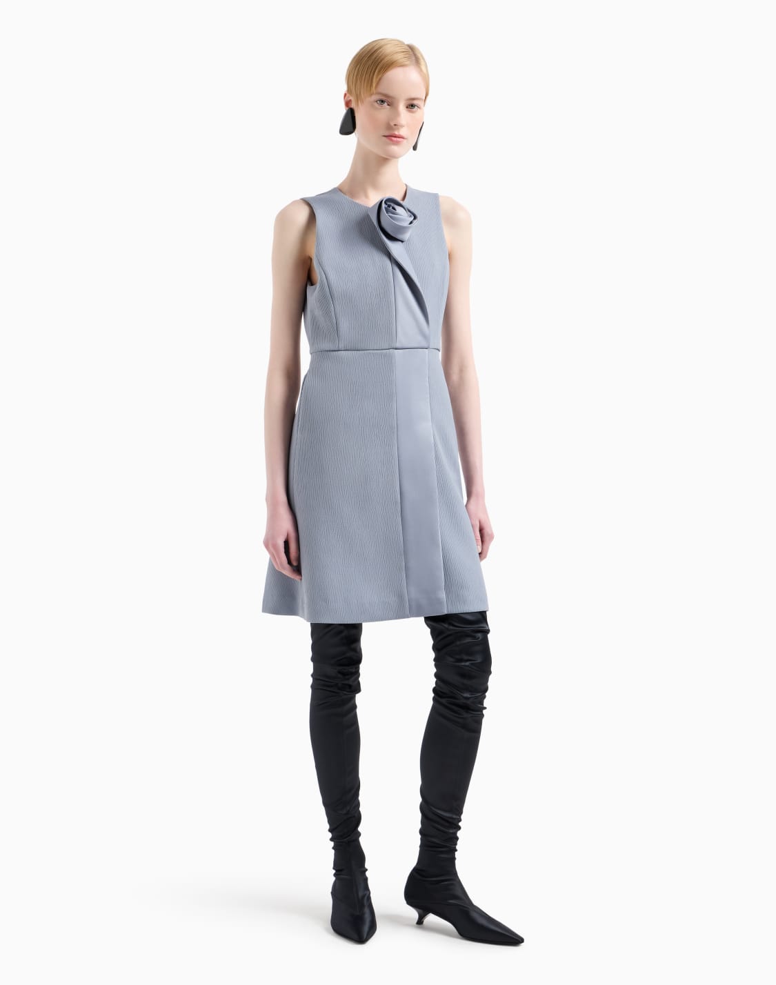 vestido-de-tejido-tcnico-elstico-con-canal-y-detalle-de-rosa-en-satn-celeste--emporio-armani