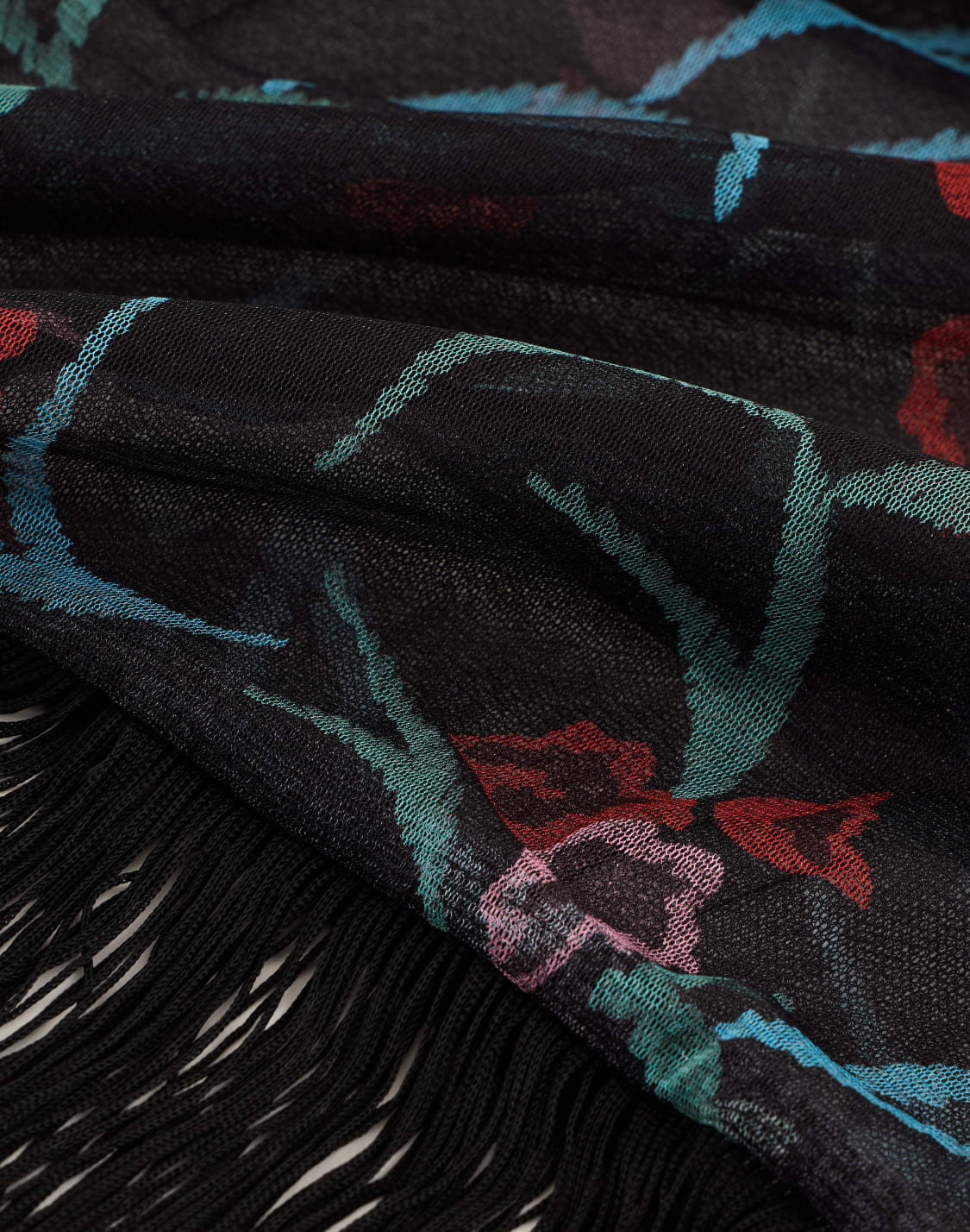 cape-en-soie-imprime-avec-franges--motif--giorgio-armani