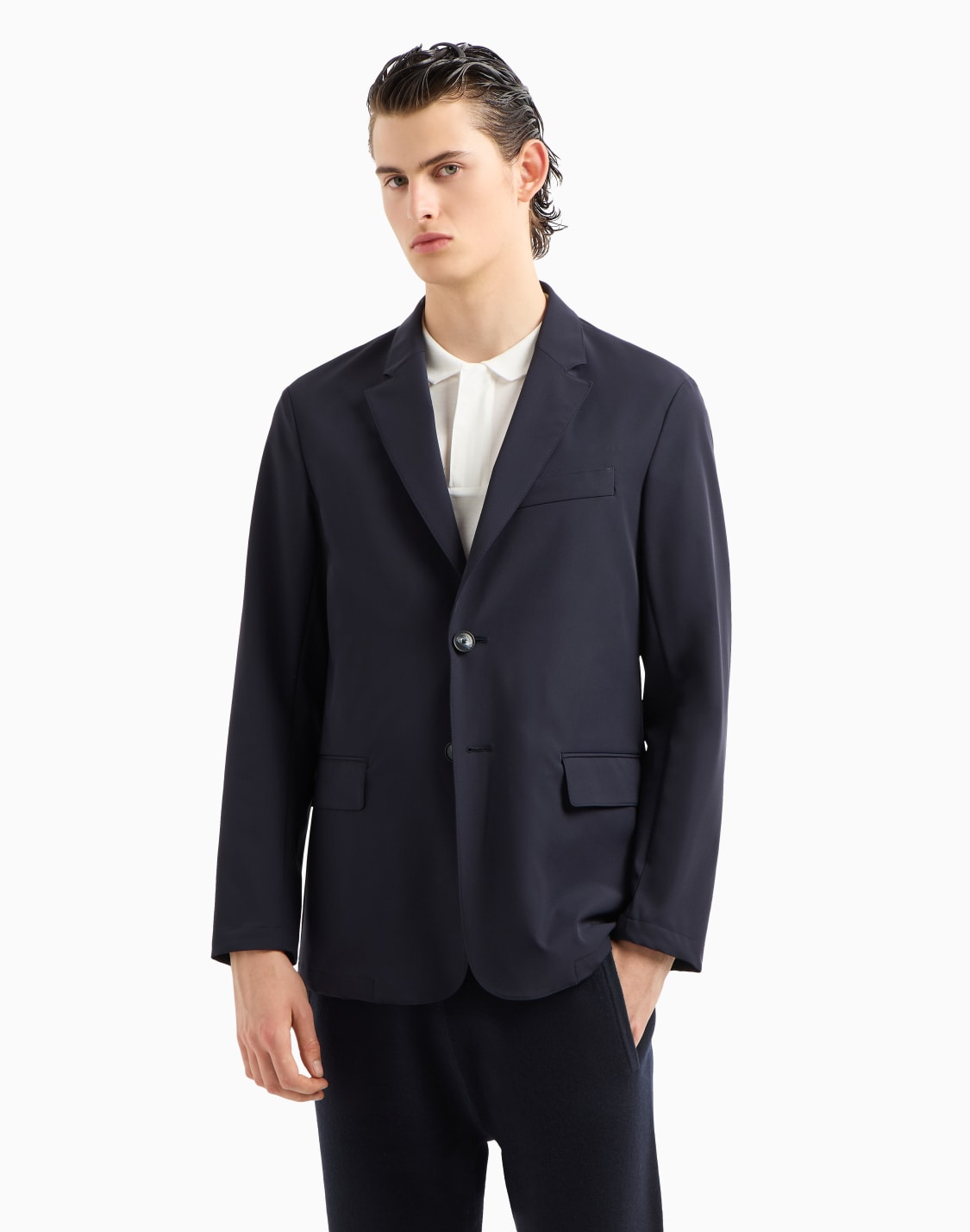 chaqueta-de-abotonadura-sencilla-en-nailon-ligero-travel-essential-azul-marino--emporio-armani