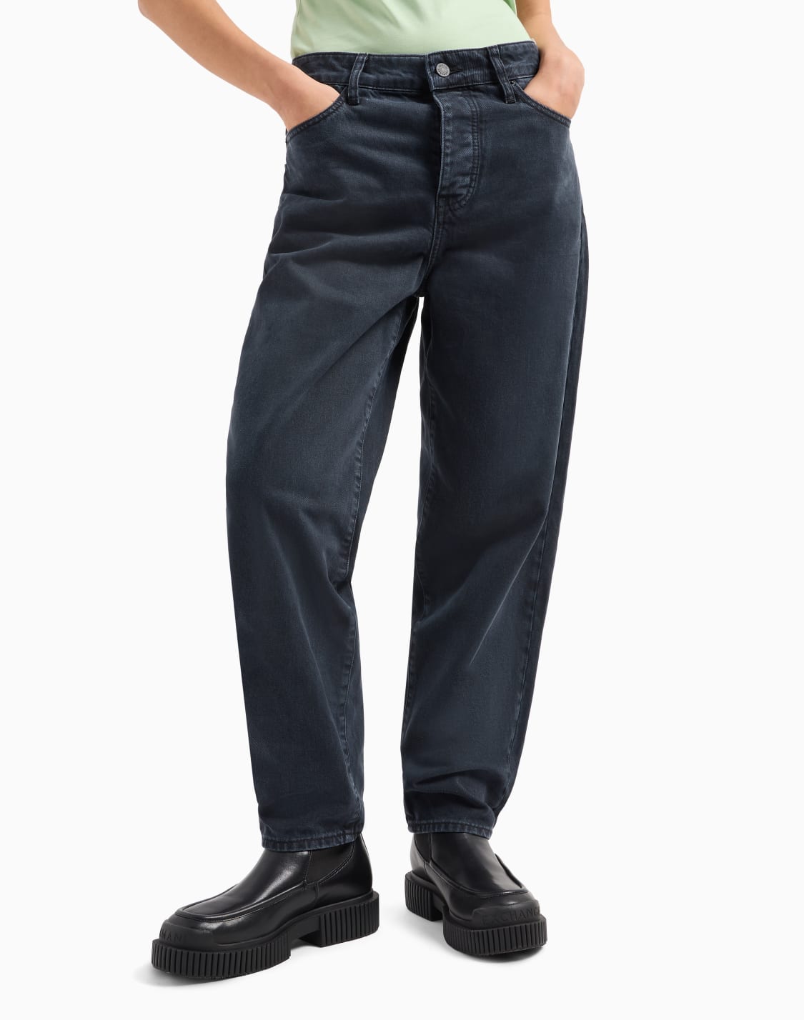 vaqueros-carrot-fit-j51-en-denim-rgido-con-monograma-bordado-azul--armani-exchange