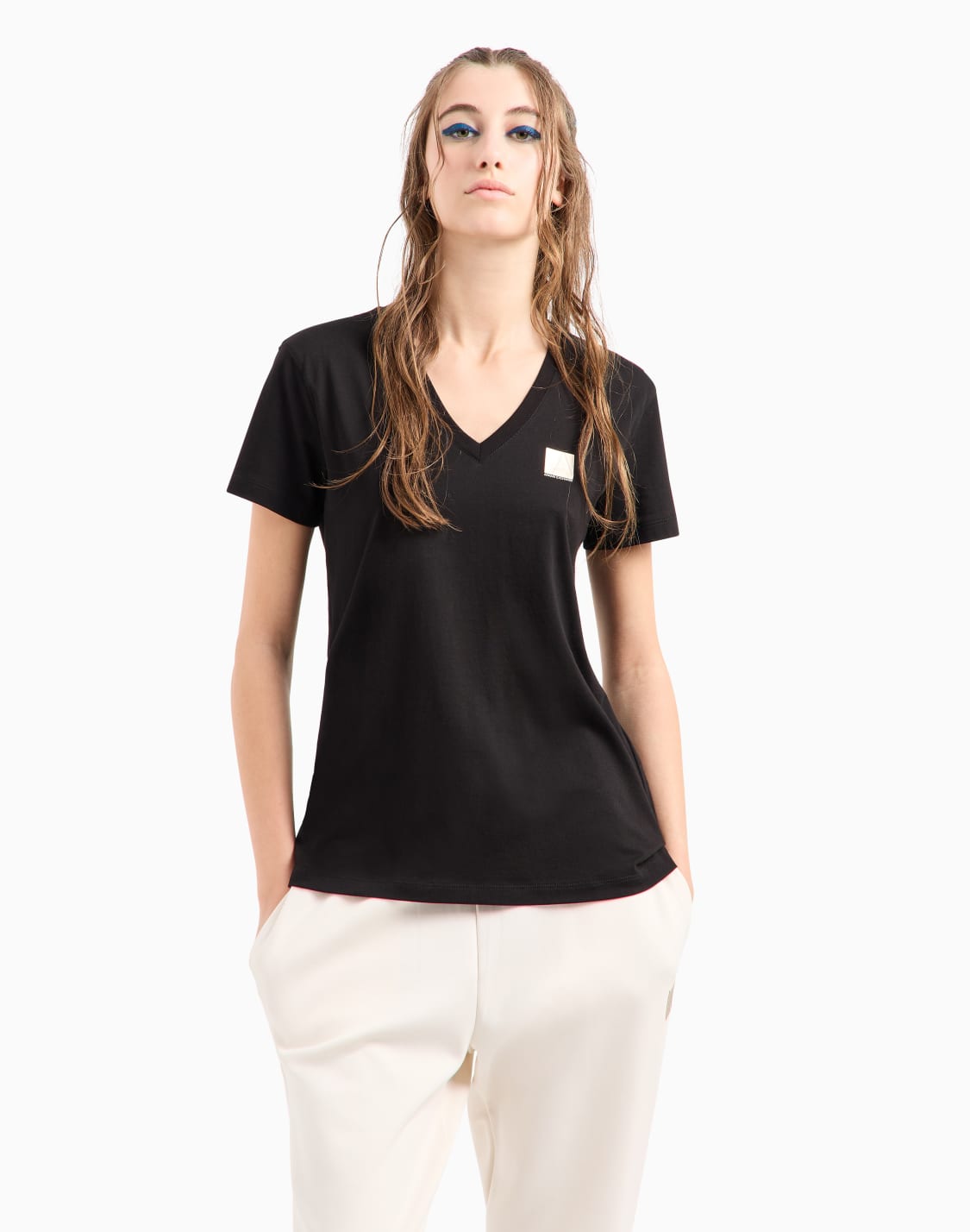 camiseta-regular-fit-con-cuello-de-pico-y-logo-negro--armani-exchange