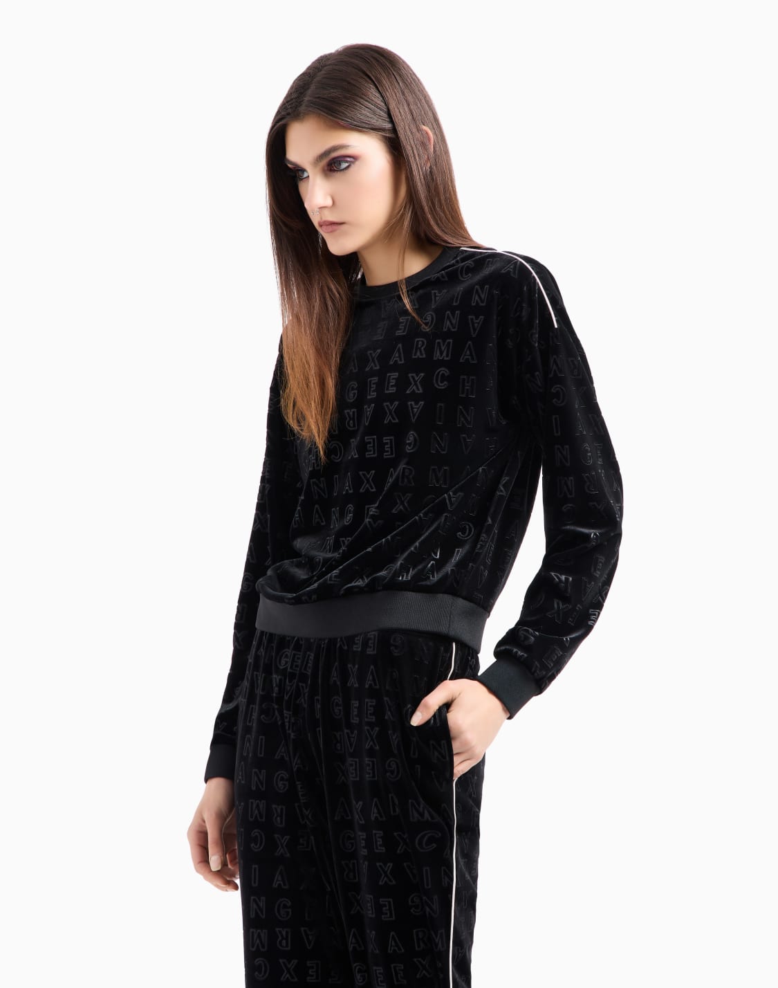 sudadera-de-cuello-redondo-de-terciopelo-con-logo-por-toda-la-prenda-negro--armani-exchange