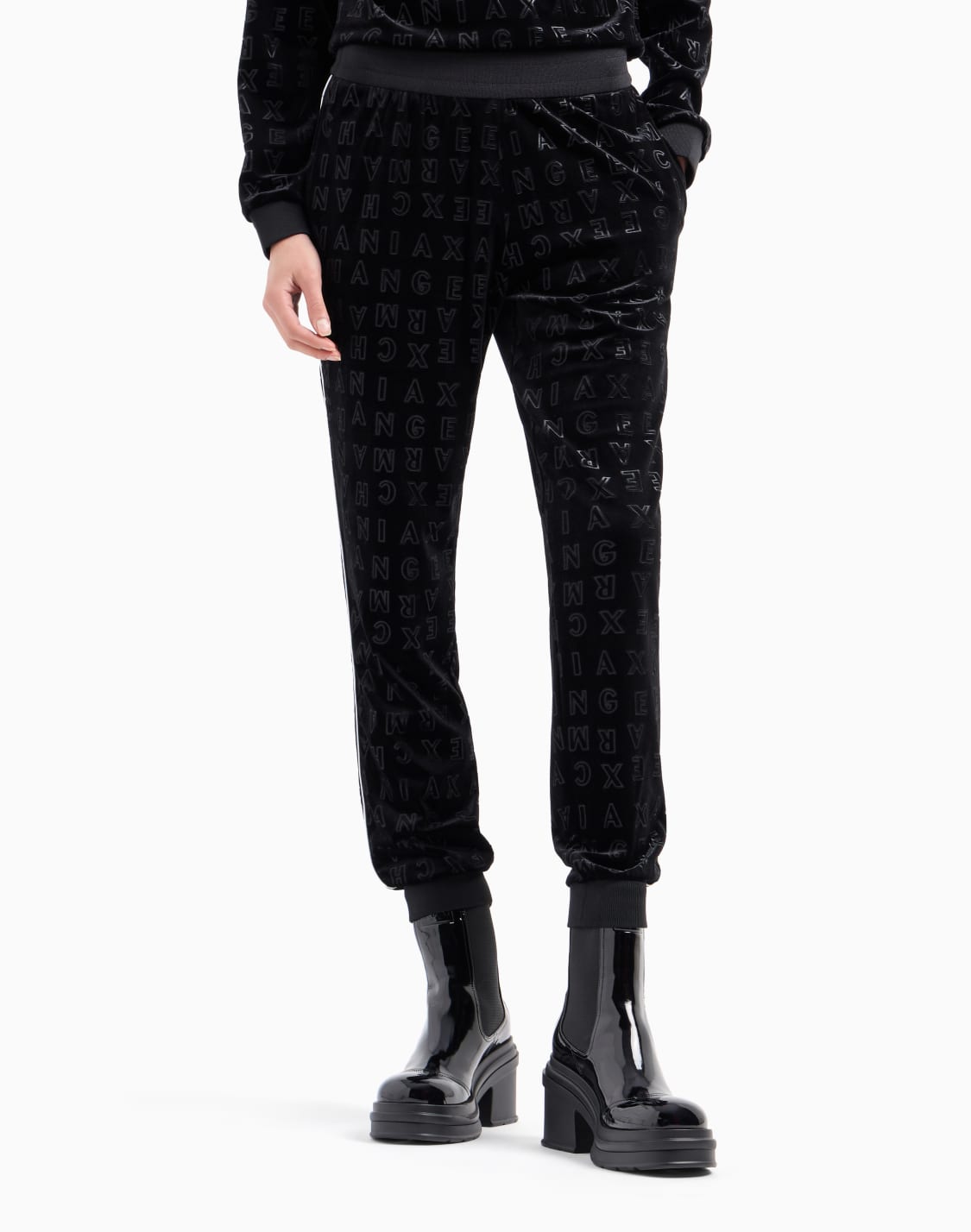 pantaln-jogger-de-terciopelo-con-logo-por-toda-la-prenda-negro--armani-exchange