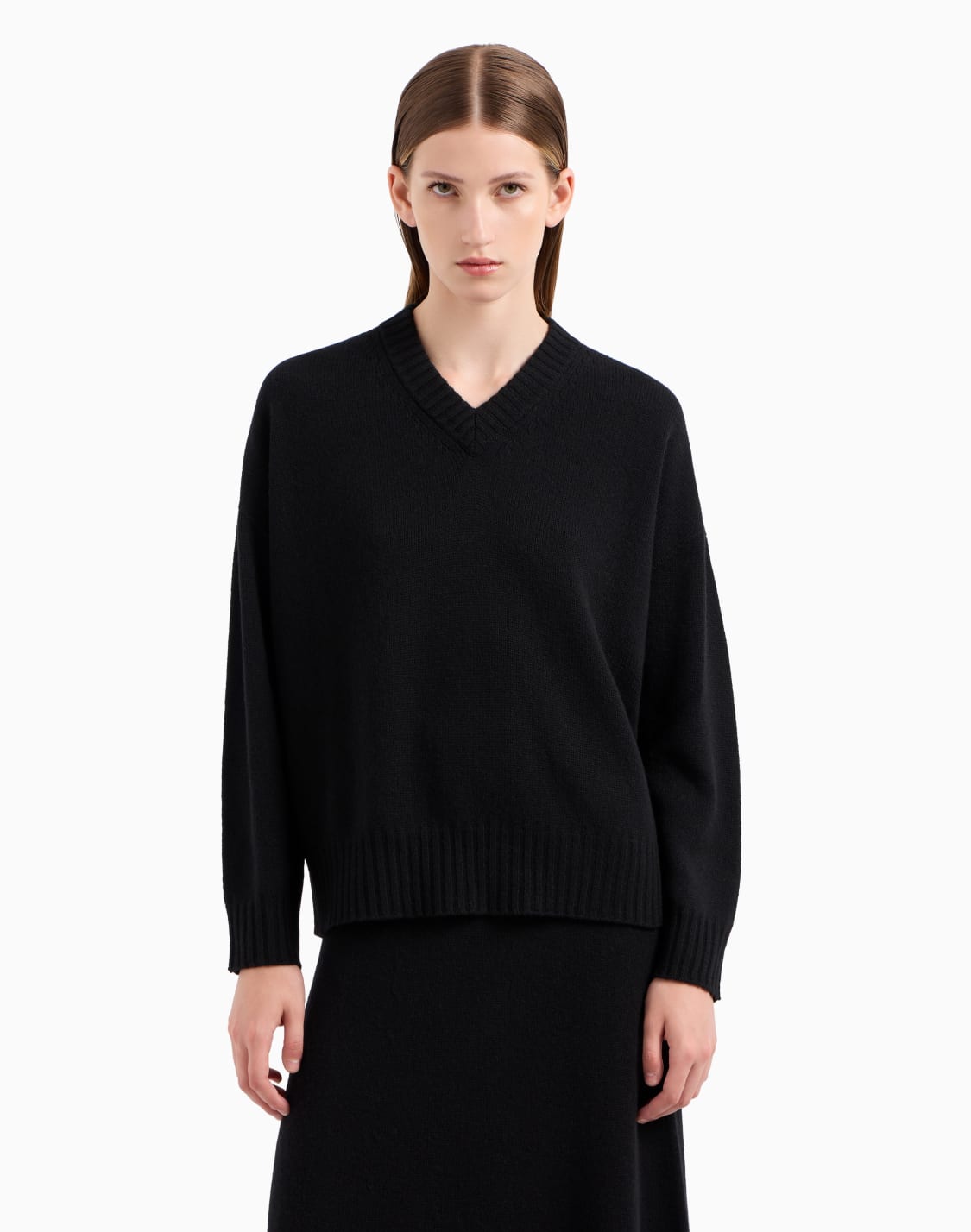 pull-encolure-en-v-sans-coutures-en-laine-vierge-rase-noir--emporio-armani