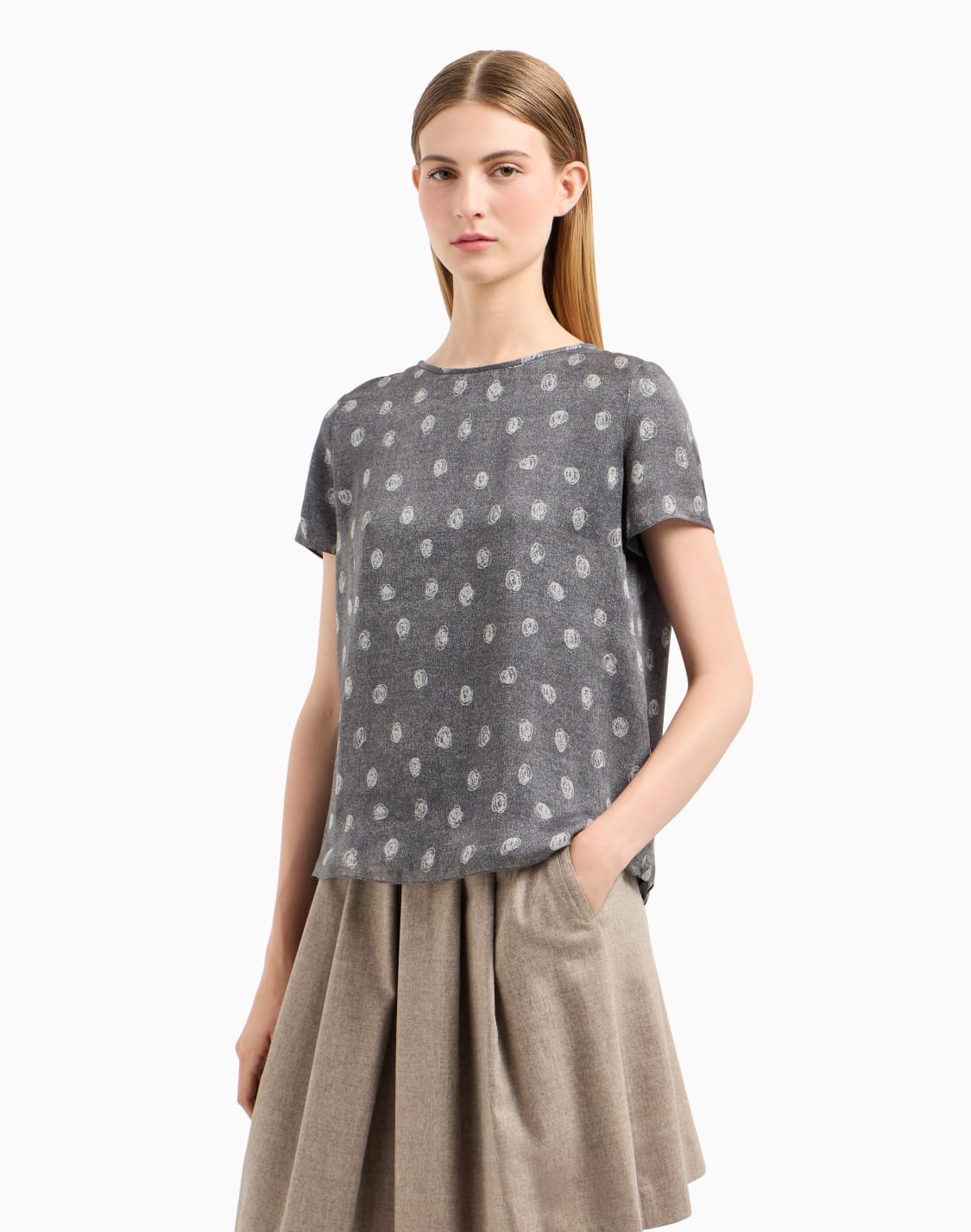 blusa-de-manga-corta-en-gasa-de-seda-con-estampado-integral-de-lunares-abstractos-icon-gris--emporio-armani