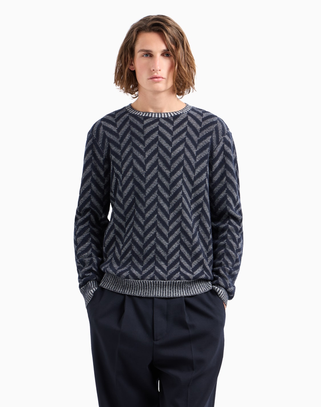 jersey-de-lana-virgen-con-motivo-chevrn-en-tejido-jacquard-bicolor-icon-azul--emporio-armani