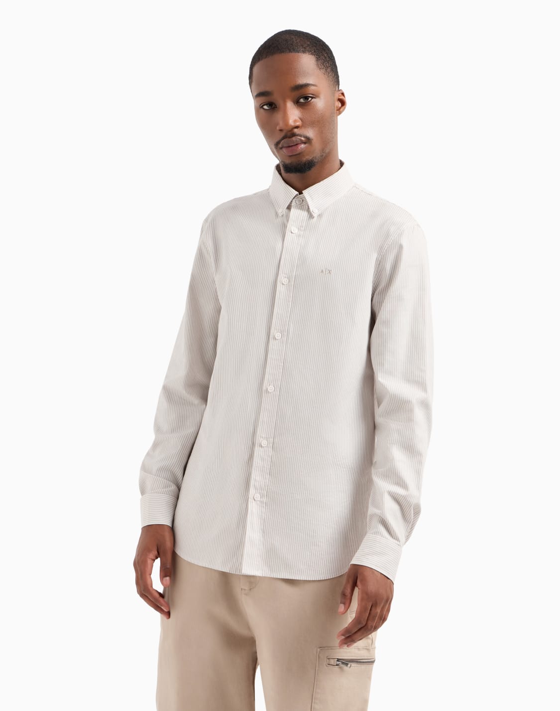 camisa-regular-fit-de-algodn-teido-en-hilo-con-logo-blanco--armani-exchange