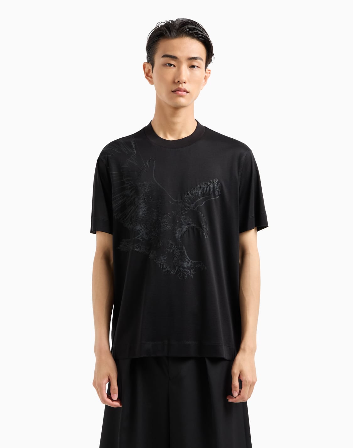 camiseta-en-punto-de-mezcla-de-lyocell-con-estampado-y-maxibordado-de-guila-negro--emporio-armani