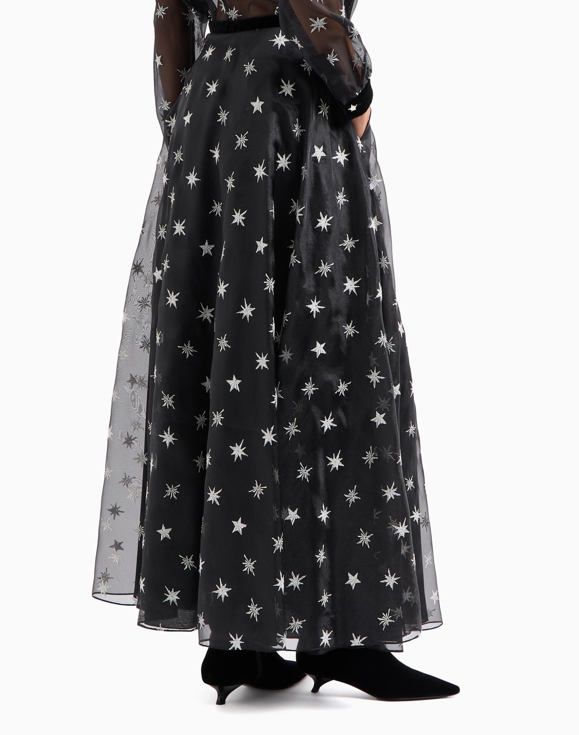 falda-larga-de-organza-con-bordado-de-estrellas-por-toda-la-prenda-y-cintura-de-terciopelo-estampado--emporio-armani