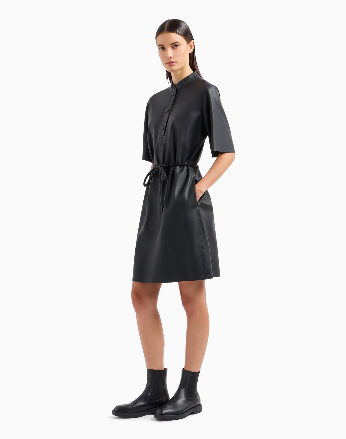 vestido-de-manga-corta-en-napa-de-cordero-semianilina-con-cinturn-negro--emporio-armani