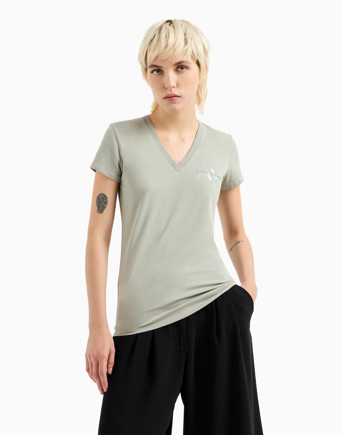 camiseta-slim-fit-con-cuello-de-pico-y-logo-metlico-en-tejido-asv-gris--armani-exchange