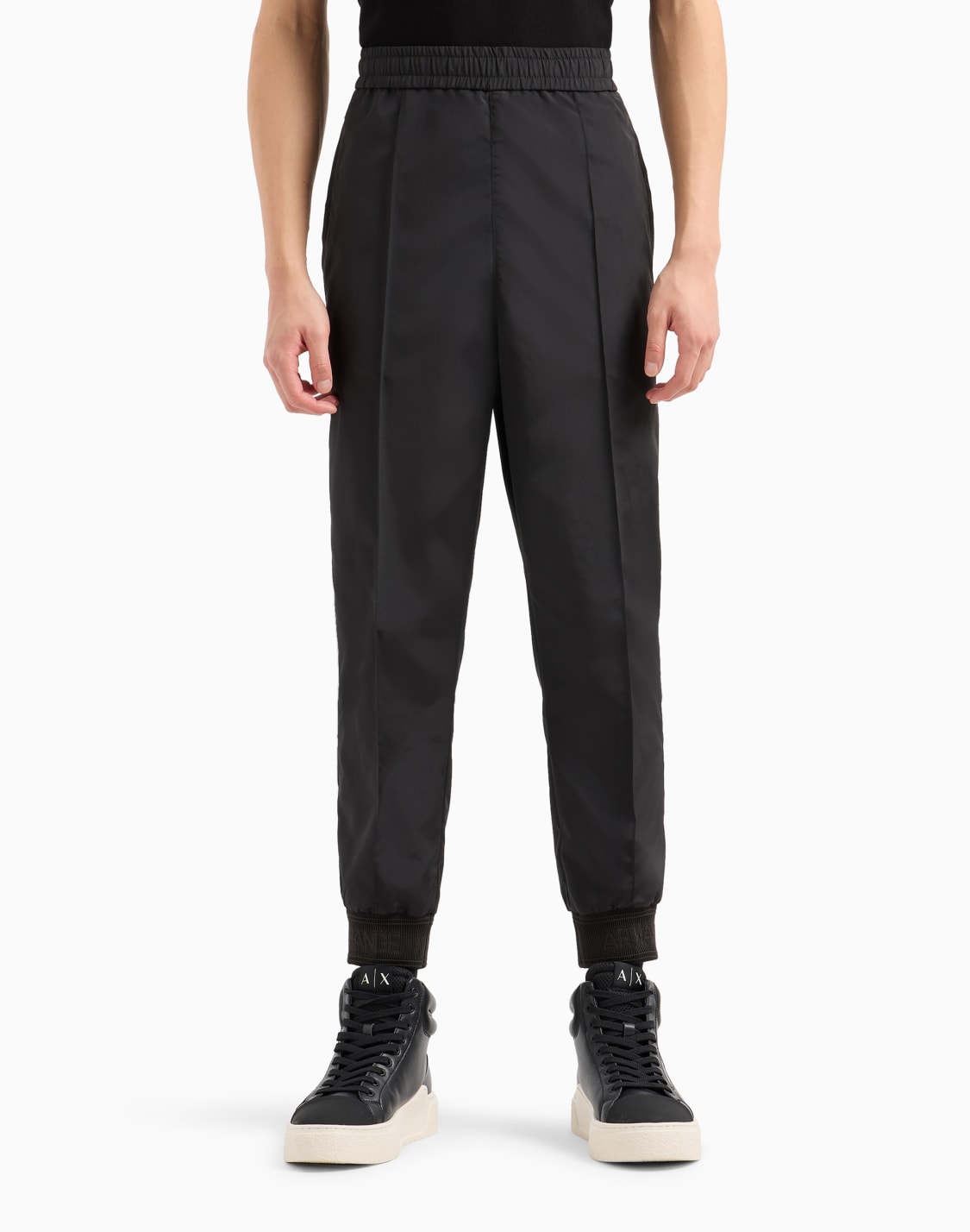 pantaln-con-pinzas-y-bolsillos-en-la-espalda-negro--armani-exchange