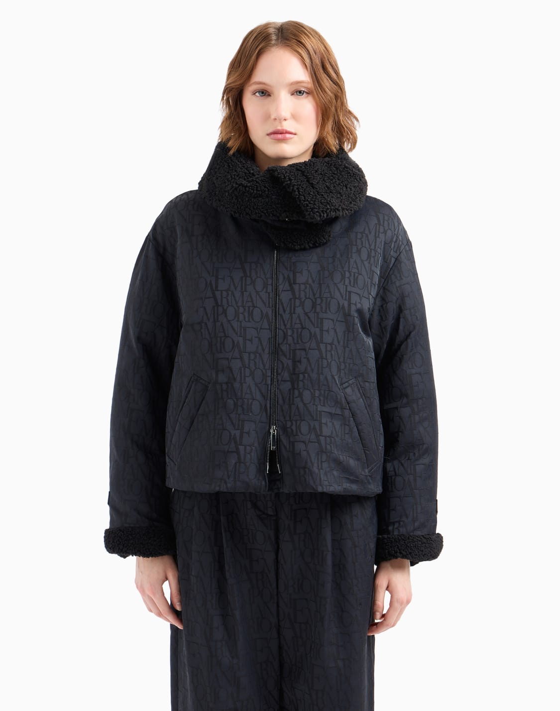 cazadora-en-tejido-jacquard-de-mezcla-de-lana-con-inscripcin-integral-y-detalles-de-peluche-negro--emporio-armani