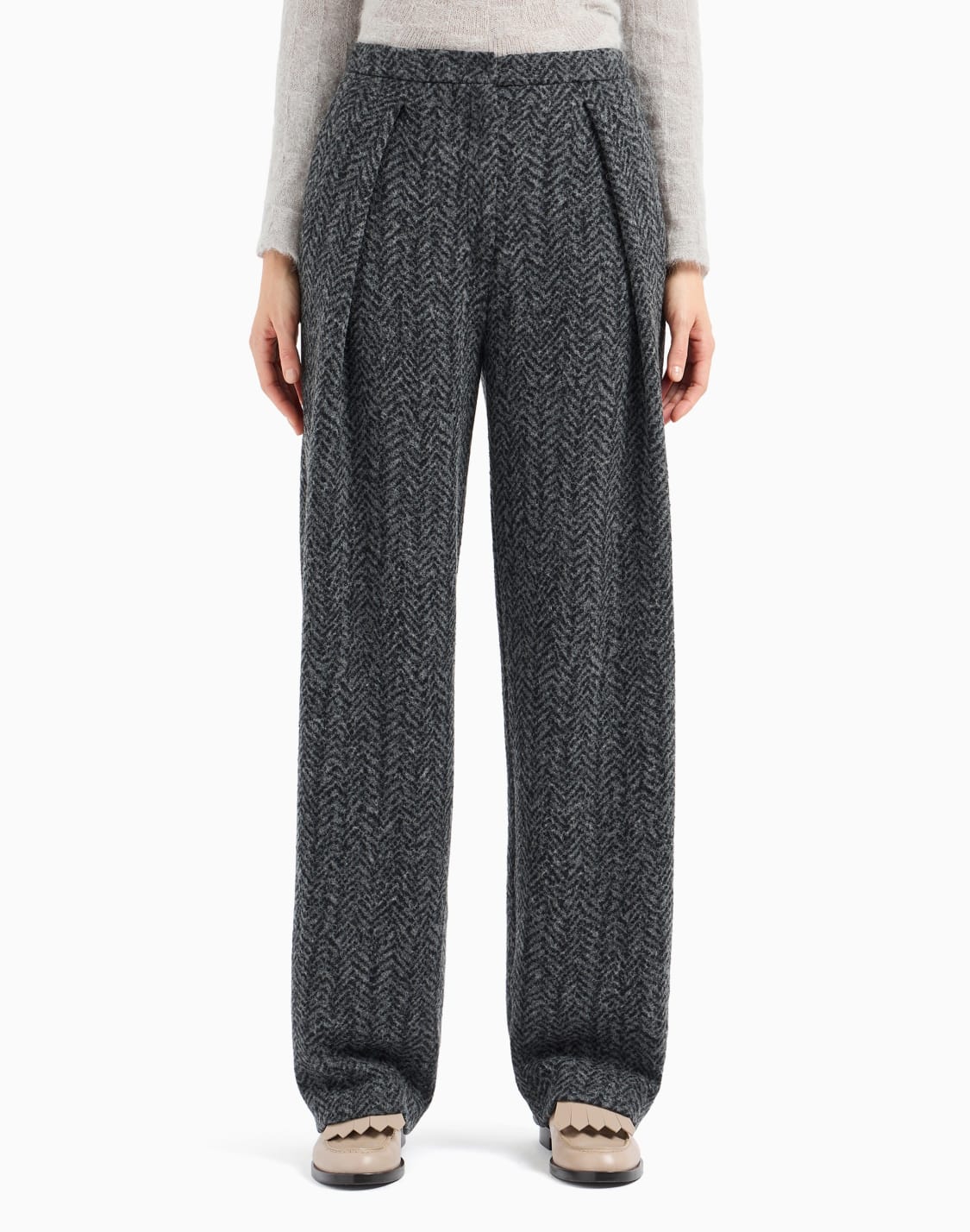 pantalones-con-pliegues-en-mezcla-de-lana-con-motivo-chevrn-en-tejido-jacquard-gris--emporio-armani