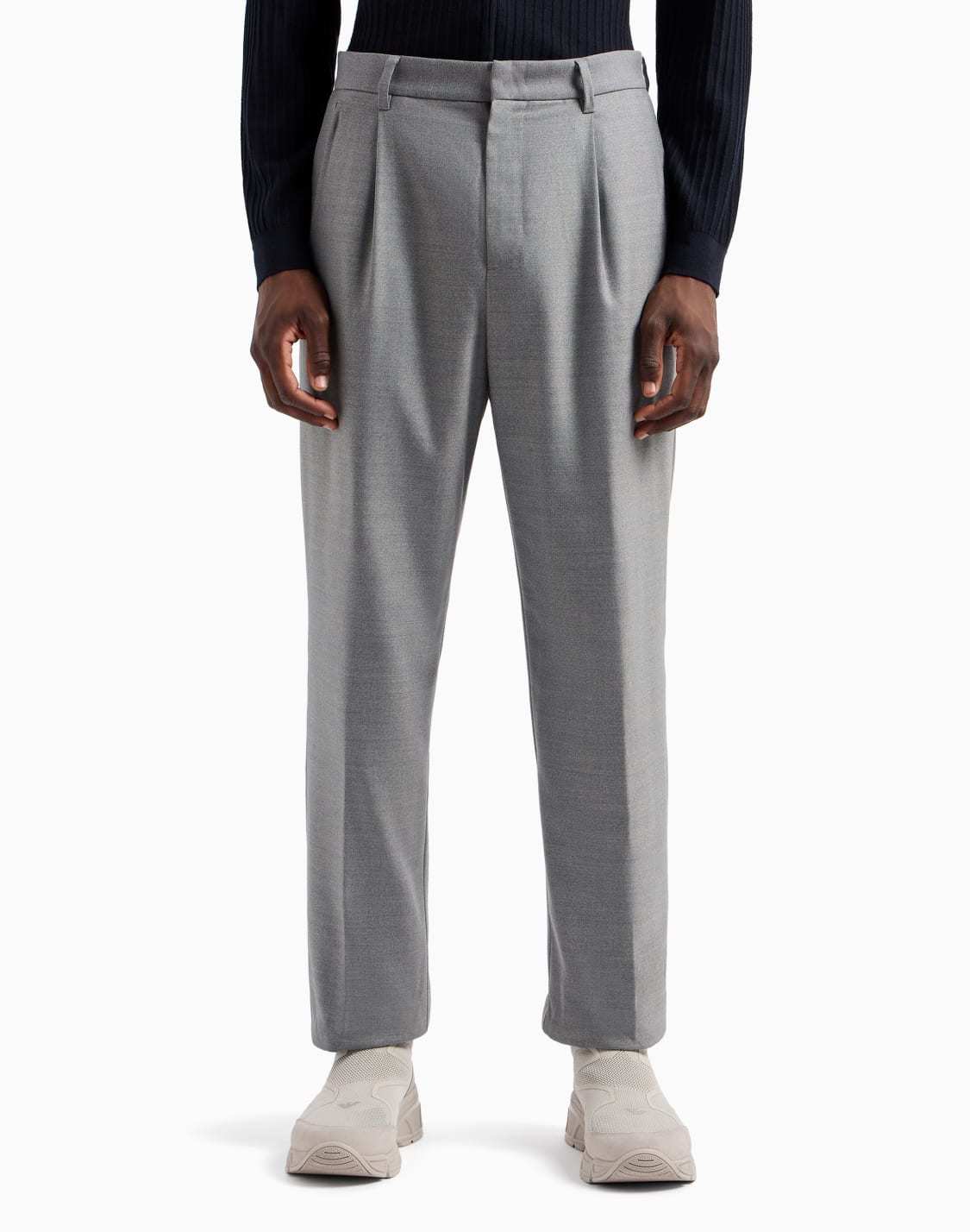 pantalones-en-mezcla-de-lana-virgen-con-pinzas-travel-essential-gris--emporio-armani