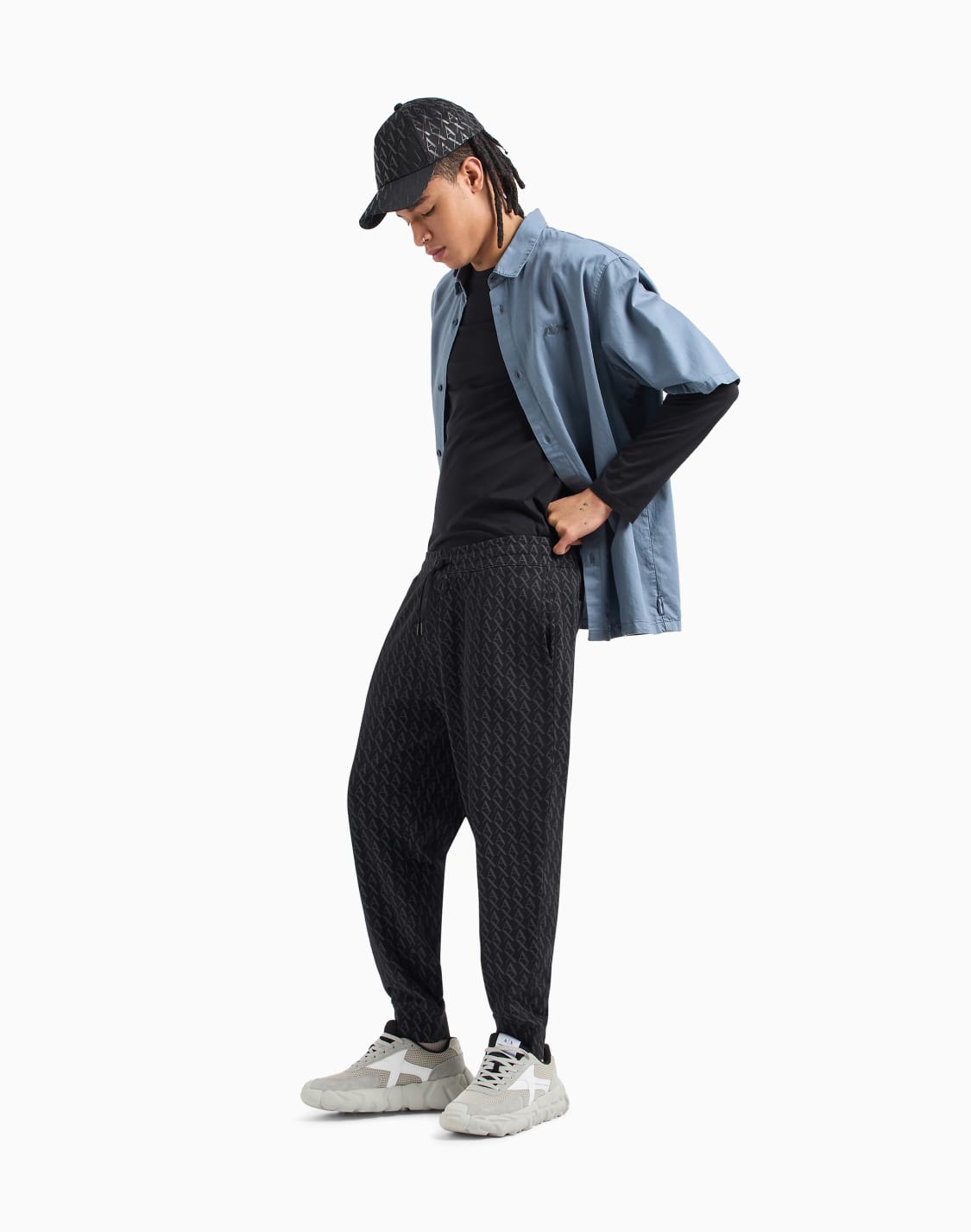 pantaloni-jogger-in-tessuto-fantasia-logo-allover-nero--armani-exchange