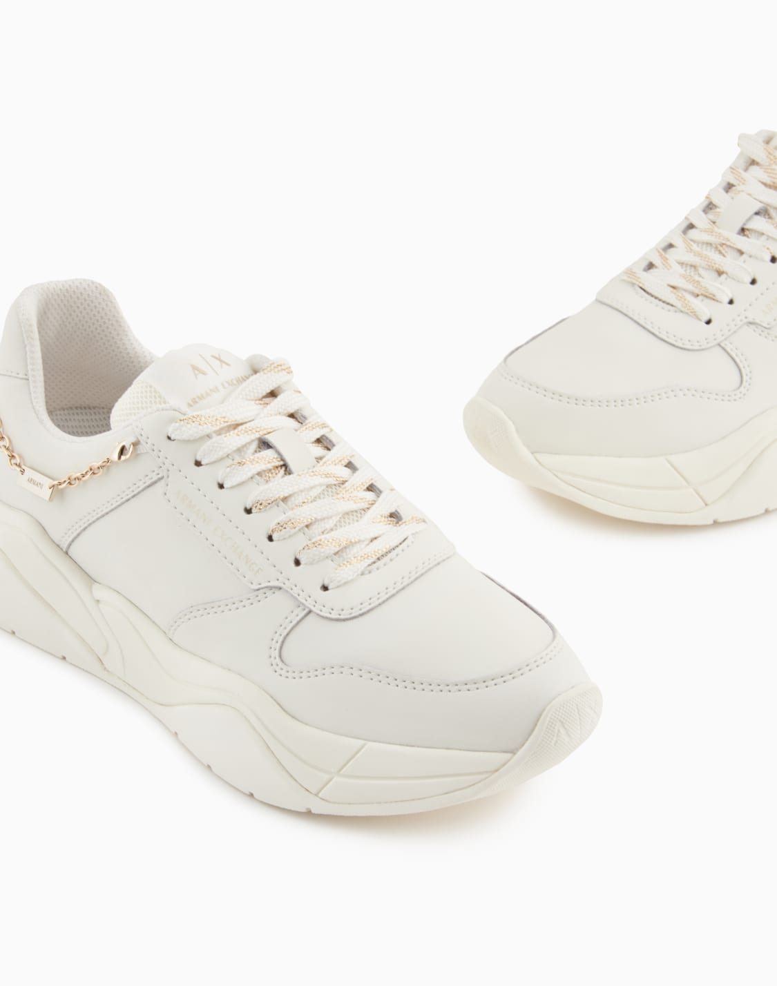 Sneakers with contrasting logo