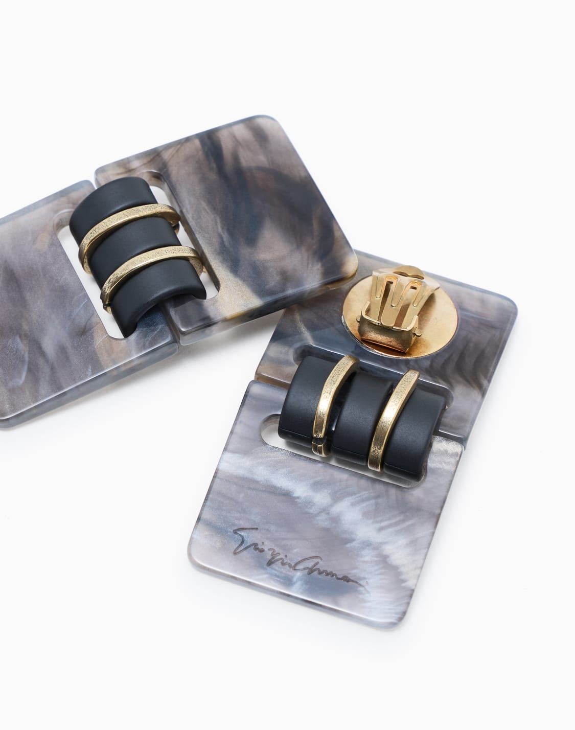 orecchini-a-clip-in-resina-effetto-marmo-nero--giorgio-armani