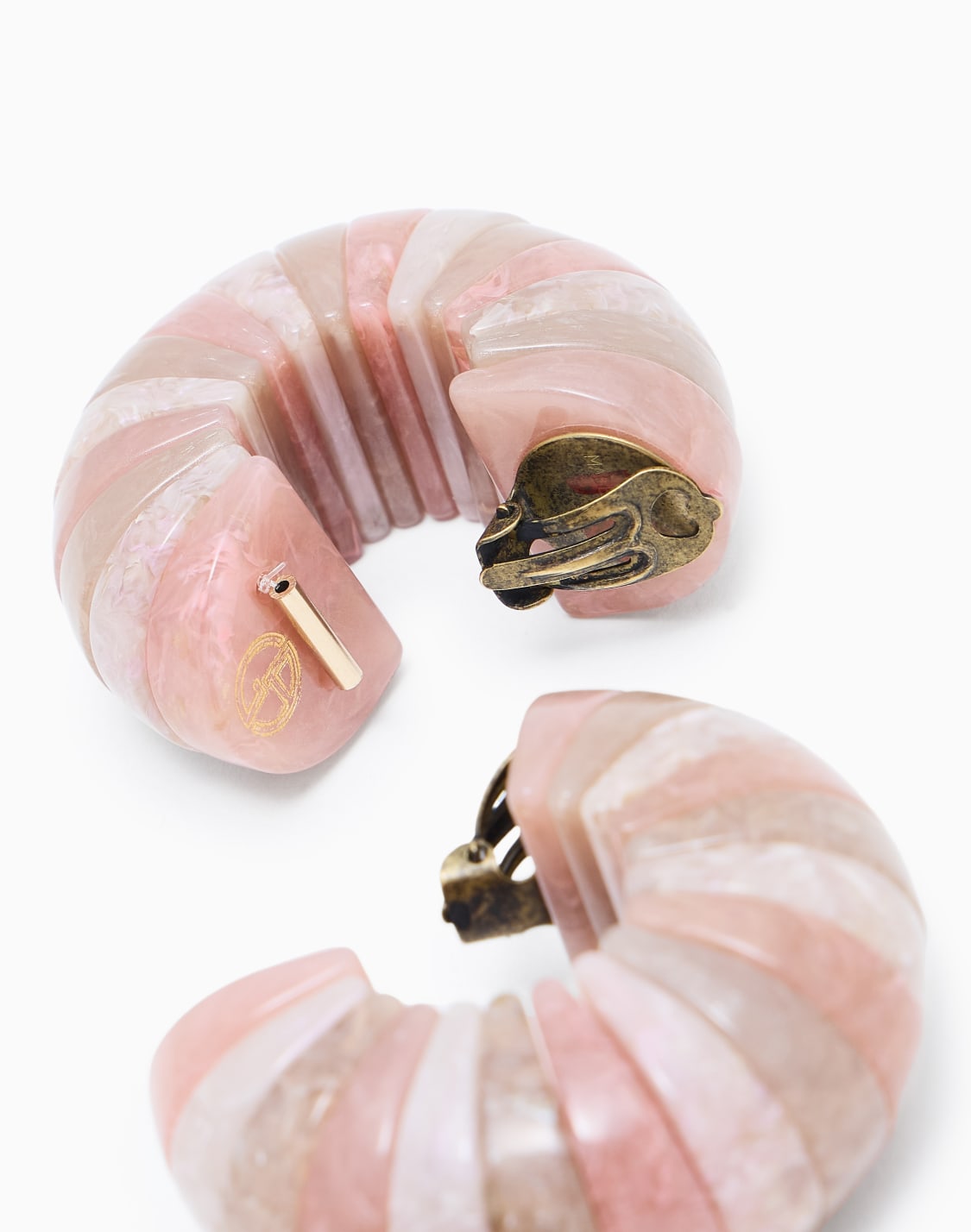 clip-on-earrings-in-a-mlange-resin-beige--giorgio-armani