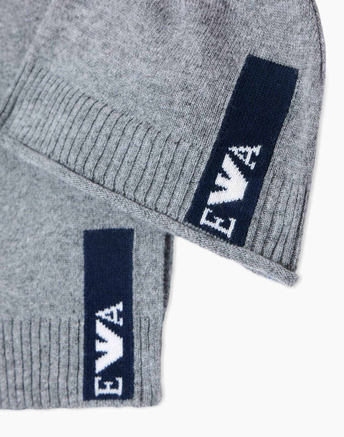 set-berretto-e-sciarpa-in-misto-lana-con-logo-jacquard-grigio--emporio-armani