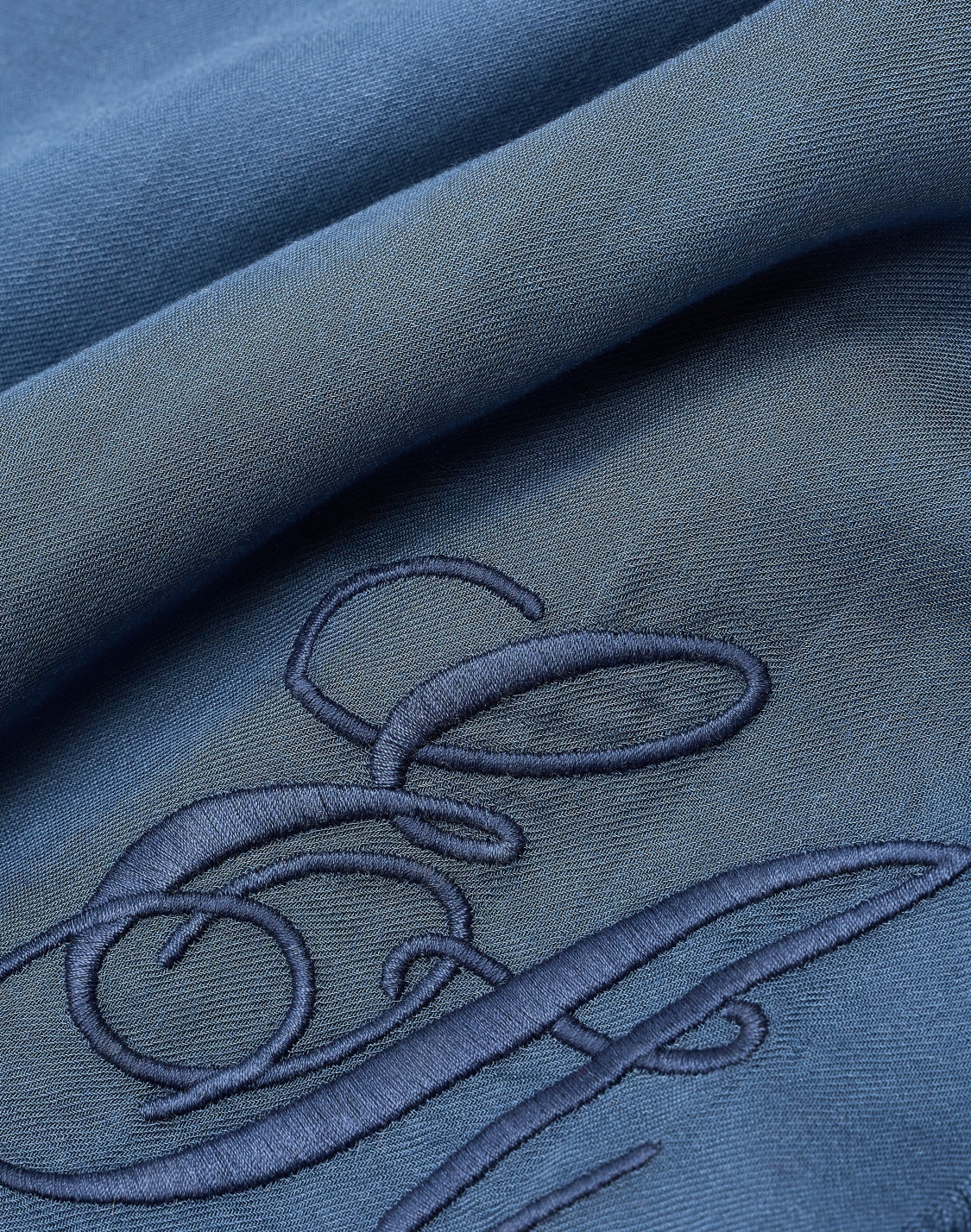 maxi-stola-aus-modal-mit-gesticktem-ea-schriftzug-hellblau--emporio-armani