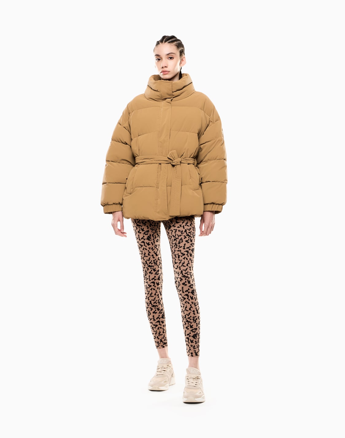 veste-matelasse-en-nylon-avec-ceinture-beige--ea7