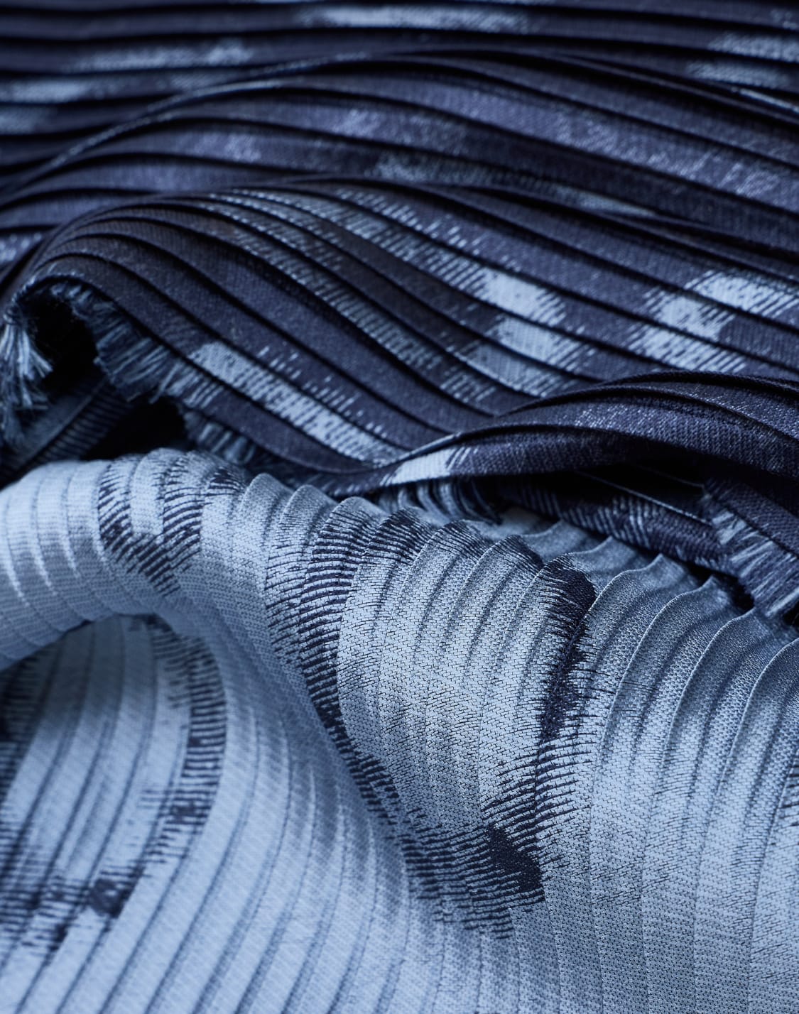 sciarpa-in-misto-seta-pliss-blu--giorgio-armani