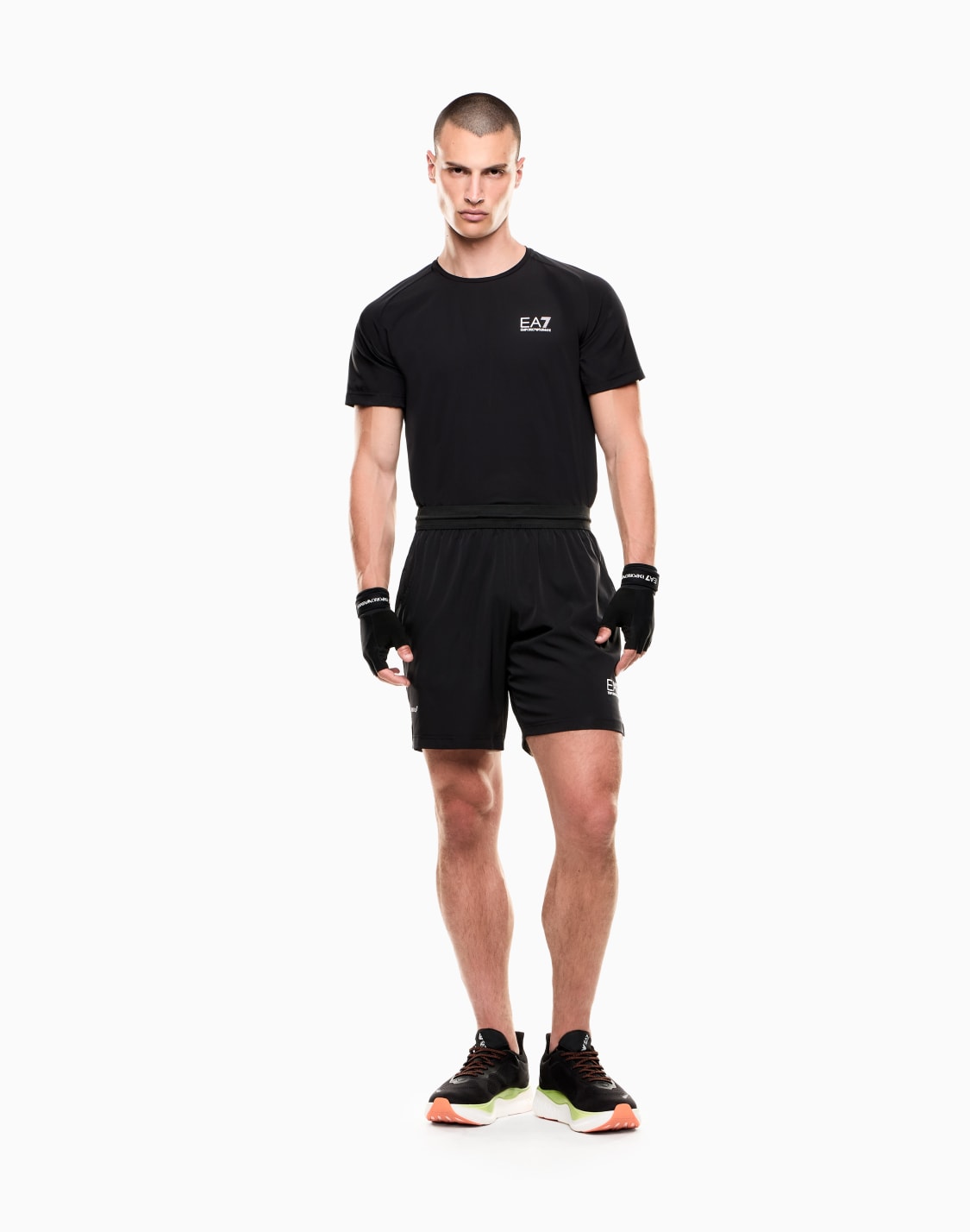 conjunto-de-camiseta-y-pantalones-cortos-dynamic-athlete-de-tejido-tcnico-ventus7-negro--ea7