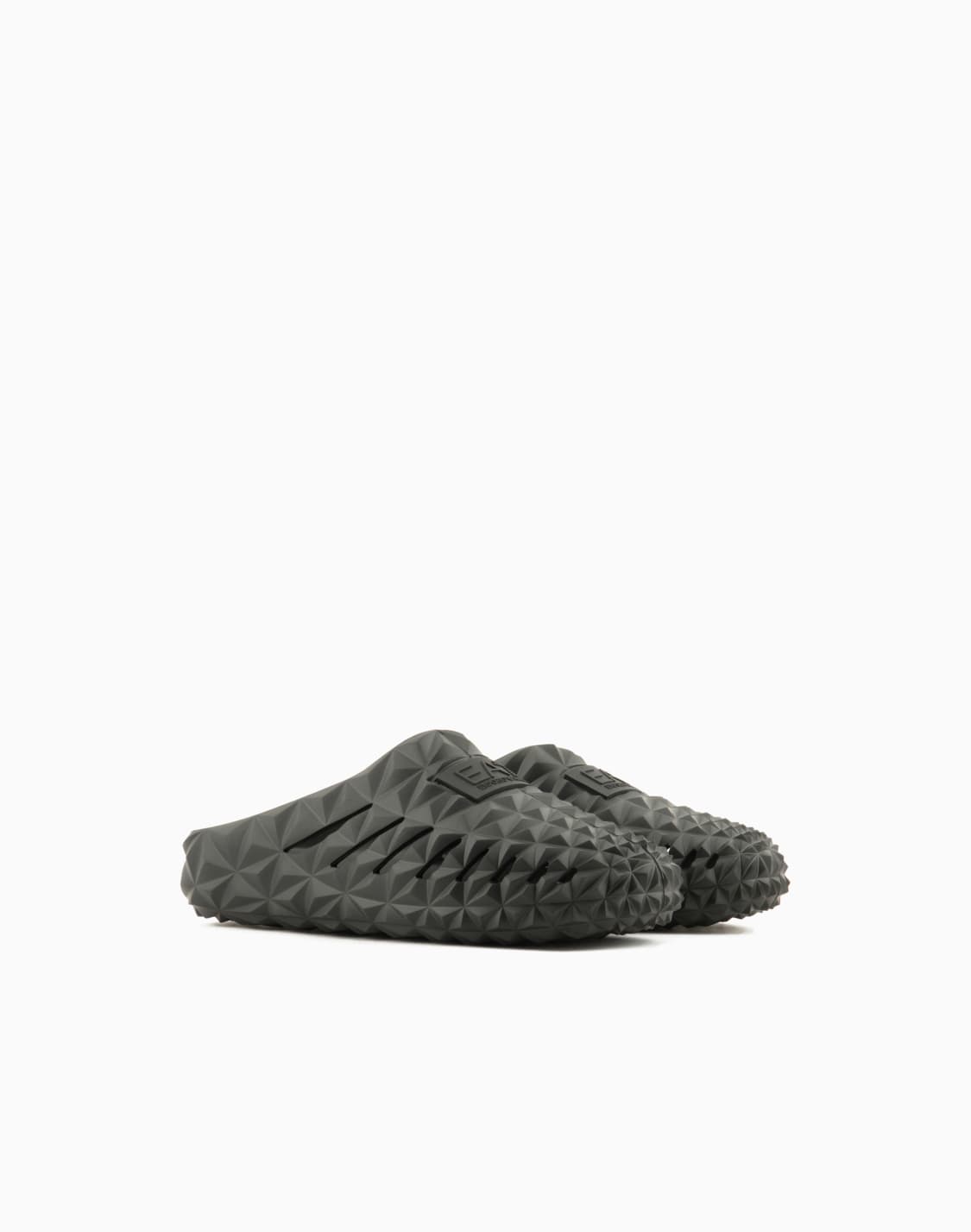 sliders-with-a-three-dimensional-geometric-motif-black--ea7