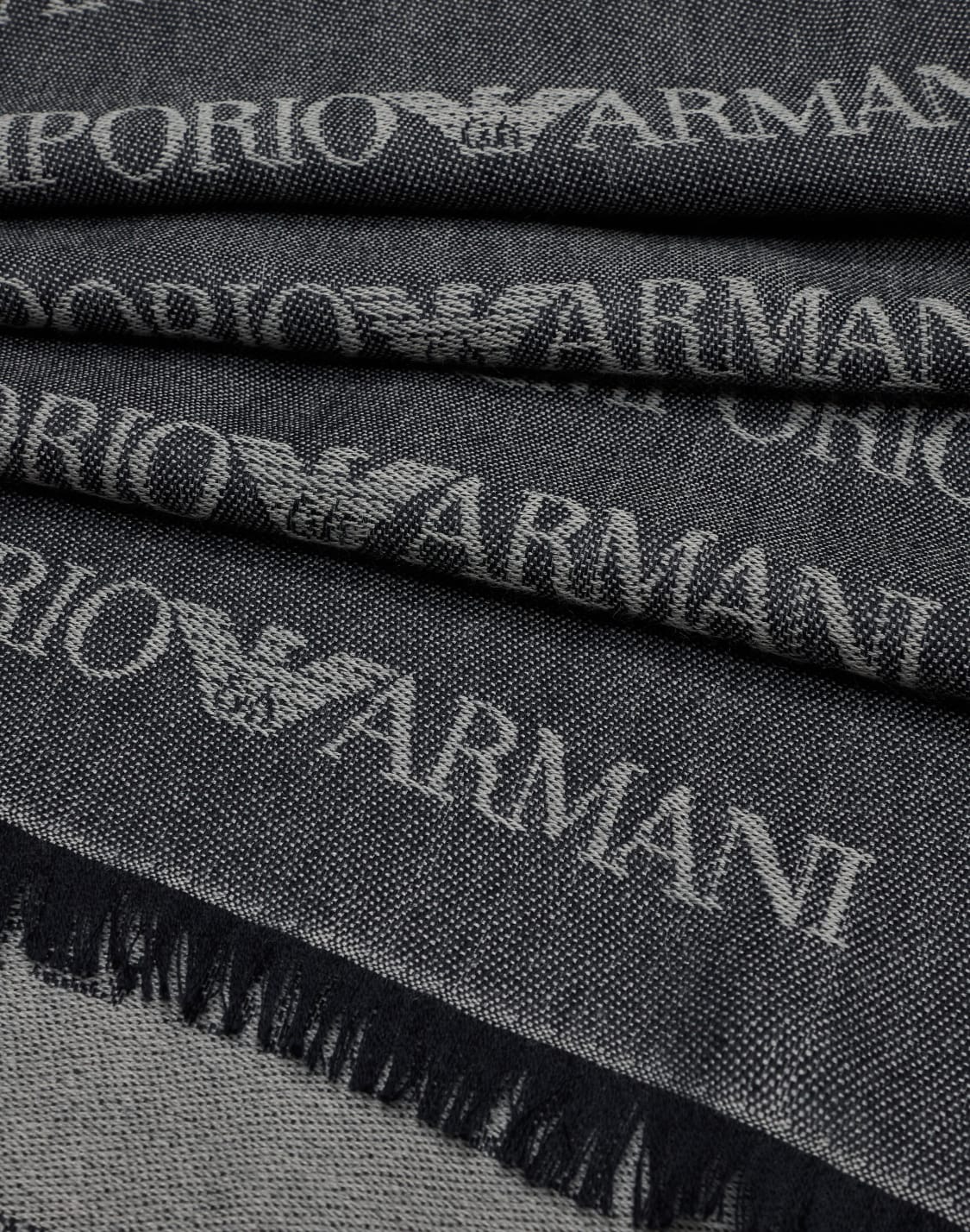 sciarpa-misto-lana-vergine-logo-lettering-jacquard-e-frange-blu--emporio-armani