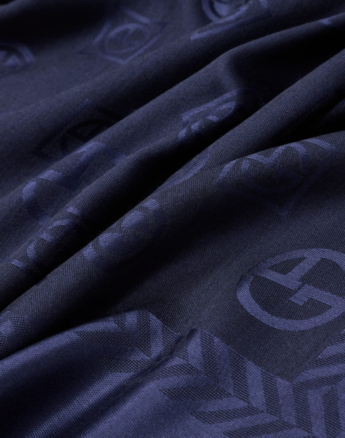 stola-in-lana-vergine-e-seta-jacquard-monogram-blu--giorgio-armani