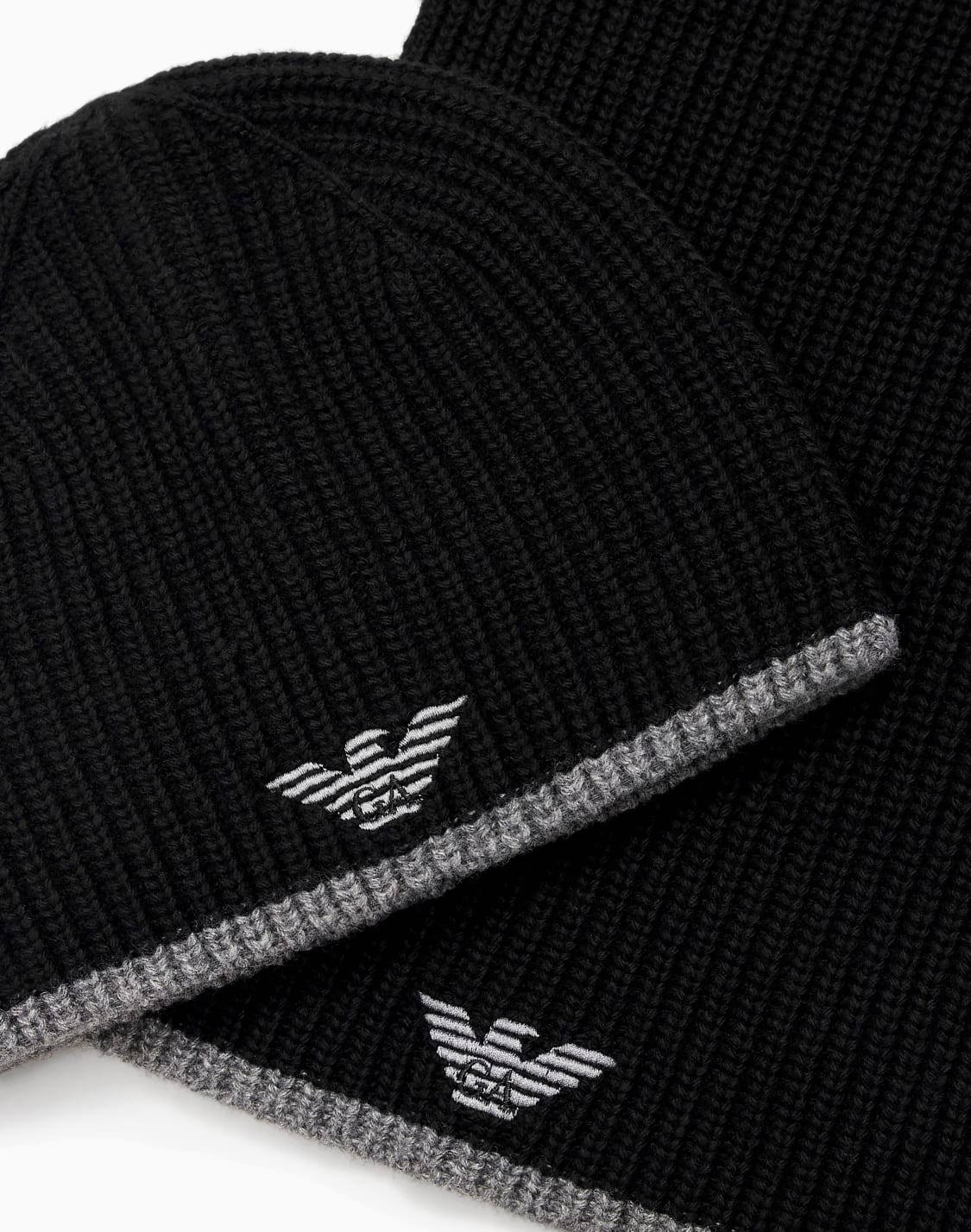 set-cappello-e-sciarpa-con-ricamo-aquila-nero--emporio-armani