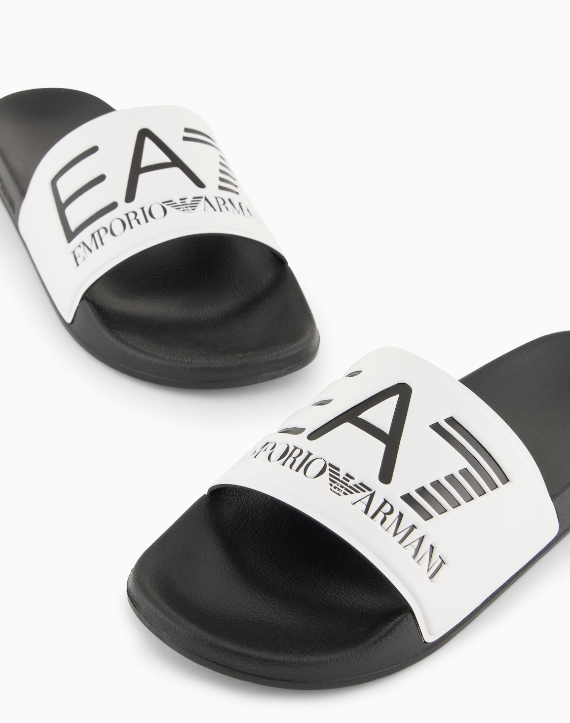 claquettes-avec-grand-logo-bleu--ea7