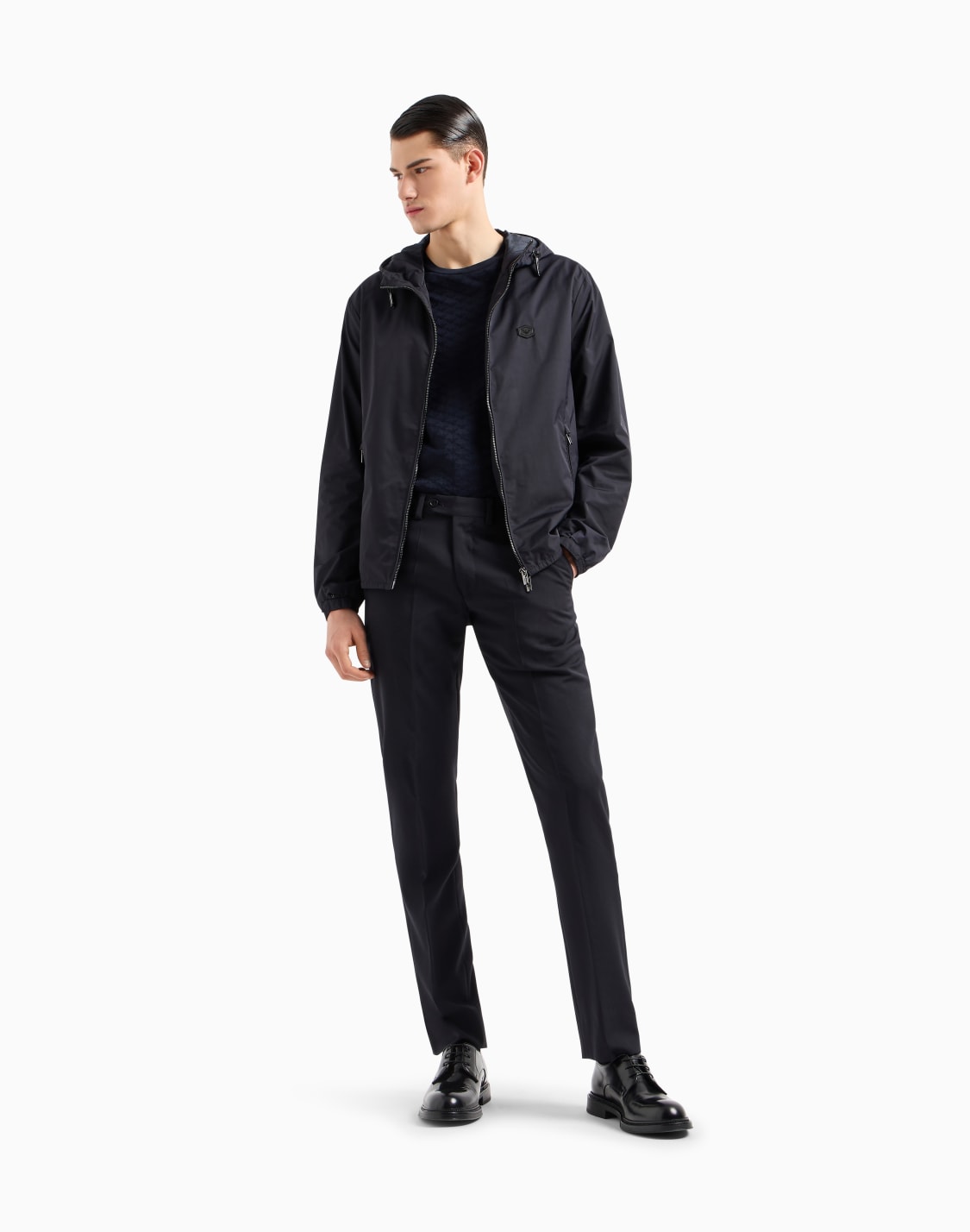 blouson-en-nylon-dperlant-avec-capuche-et-cusson-logo-bleu-marine--emporio-armani